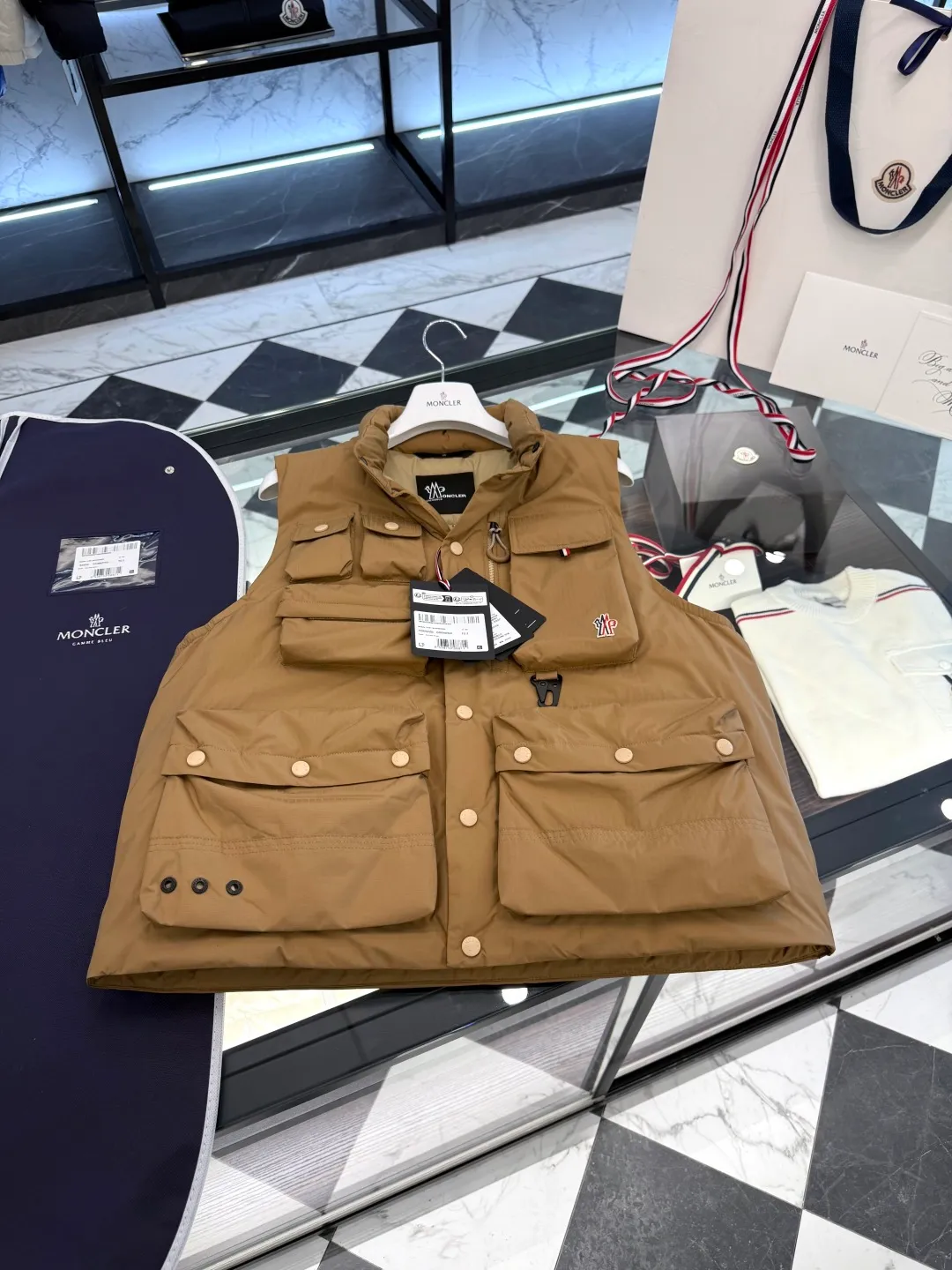 P860 Moncler Grenoble Tongass high-end black label series down vest. Technical functional fabric. More details in real shots.