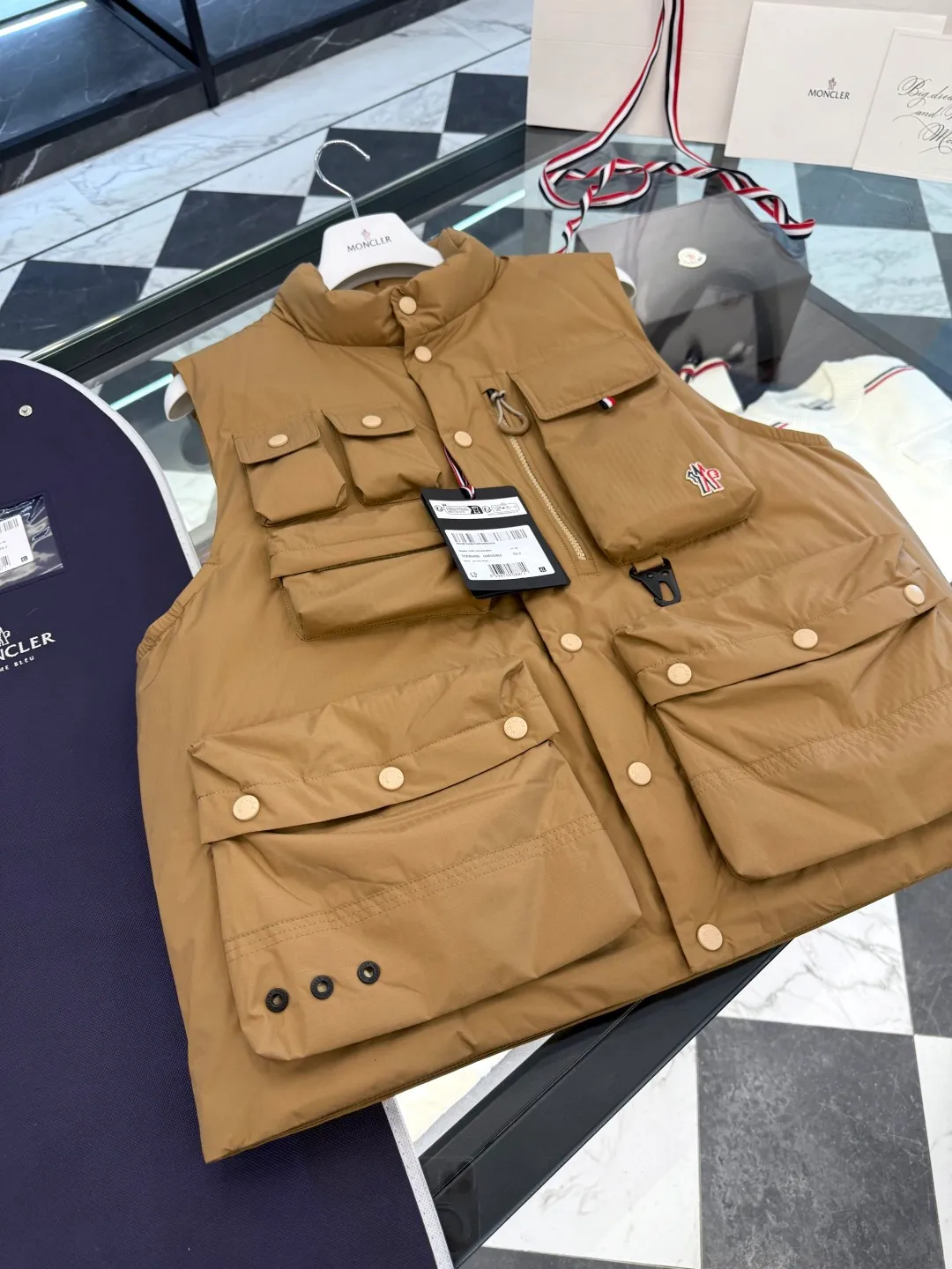 P860 Moncler Grenoble Tongass high-end black label series down vest. Technical functional fabric. More details in real shots.