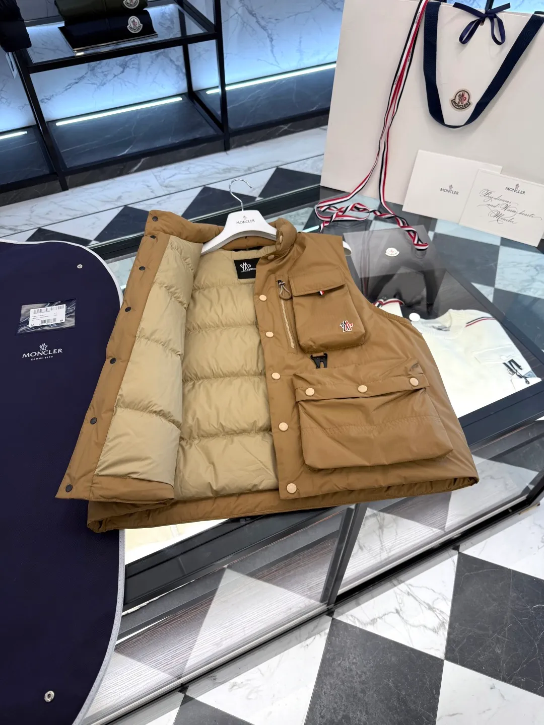 P860 Moncler Grenoble Tongass high-end black label series down vest. Technical functional fabric. More details in real shots.