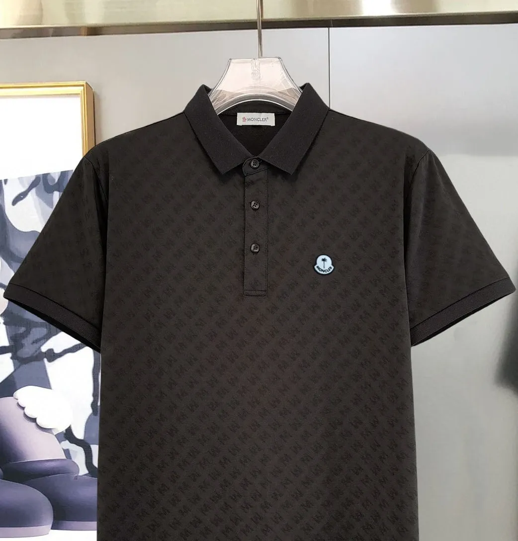 P210 Moncler 25 spring and summer top counter round neck short-sleeved T-shirt (complete with 3 labels) is made of imported Tencel cotton + jacquard fabric, original counter fabric, super brand recognition, high street and exquisite style, it will definitely become the best choice for high street appearances, short-sleeved T-shirt for couples. The fabric is light and refreshing, has a strong say in texture and comfort, has a delicate feel, is comfortable to wear, and has a good upper body effect. The mercerized cotton fabric has a very soft hand feel and the upper body is cool. This is the first time I have gotten such functional fabric in a long time. It is really good! It’s not a cheap style or material, you will definitely like it if you are trendy!  Made with the fusion of top elements, the upper body comfort is unparalleled. It can be said that it is a must-have in summer, and it is more fashionable and can easily create a fashionable outfit. It interprets your luxury and taste and creates your fashionable charm. Fashionable round neck chest T-shirt This T-shirt has exquisite craftsmanship and full design sense! The matching is trendy and stylish! This must-have item has an elegant upper body, looks good both inside and outside, and combines fashion and comfort. It looks like a basic couple’s T-shirt, but it’s actually not. It can be worn alone. It’s no problem to wear it in one piece for all seasons. The product is really, really good! It comes from the original factory. There are not many pieces that you can count on your fingers. Whether you can own it depends on your hand speed. It is flat and snug and not easy to deform. The brand logo remains the same, creating an alternative luxury fashion atmosphere and becoming a new concept emerging in 2025. Available in two colors: white and black. Size: M L XL 2XL 3XL