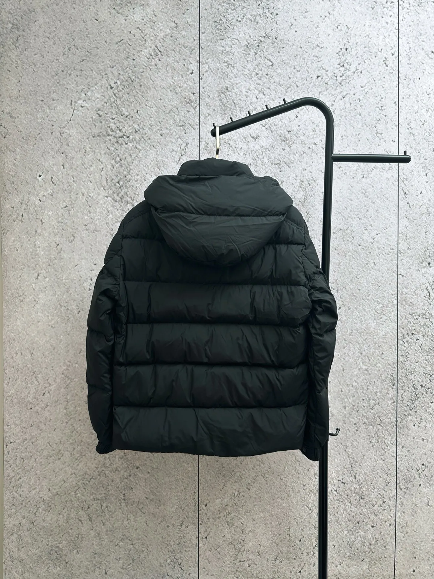 P1060 MONCLER MAYA/Mask matte Maya, down filling: 90% gray duck passed the test. Reject harmful clothes with flying silk. Double chip sensor: wash mark, armband. The fabric is synchronized with the genuine product. Contains gall cloth to prevent down. Original hardware customization. All with LOGO. 340-480 grams of real duck down filling. High loft, high rebound and super warm. Refuse to cut corners and reduce the weight of down. Same style for men and women, equipped with dust bag.  Color: Black Size: 1-6