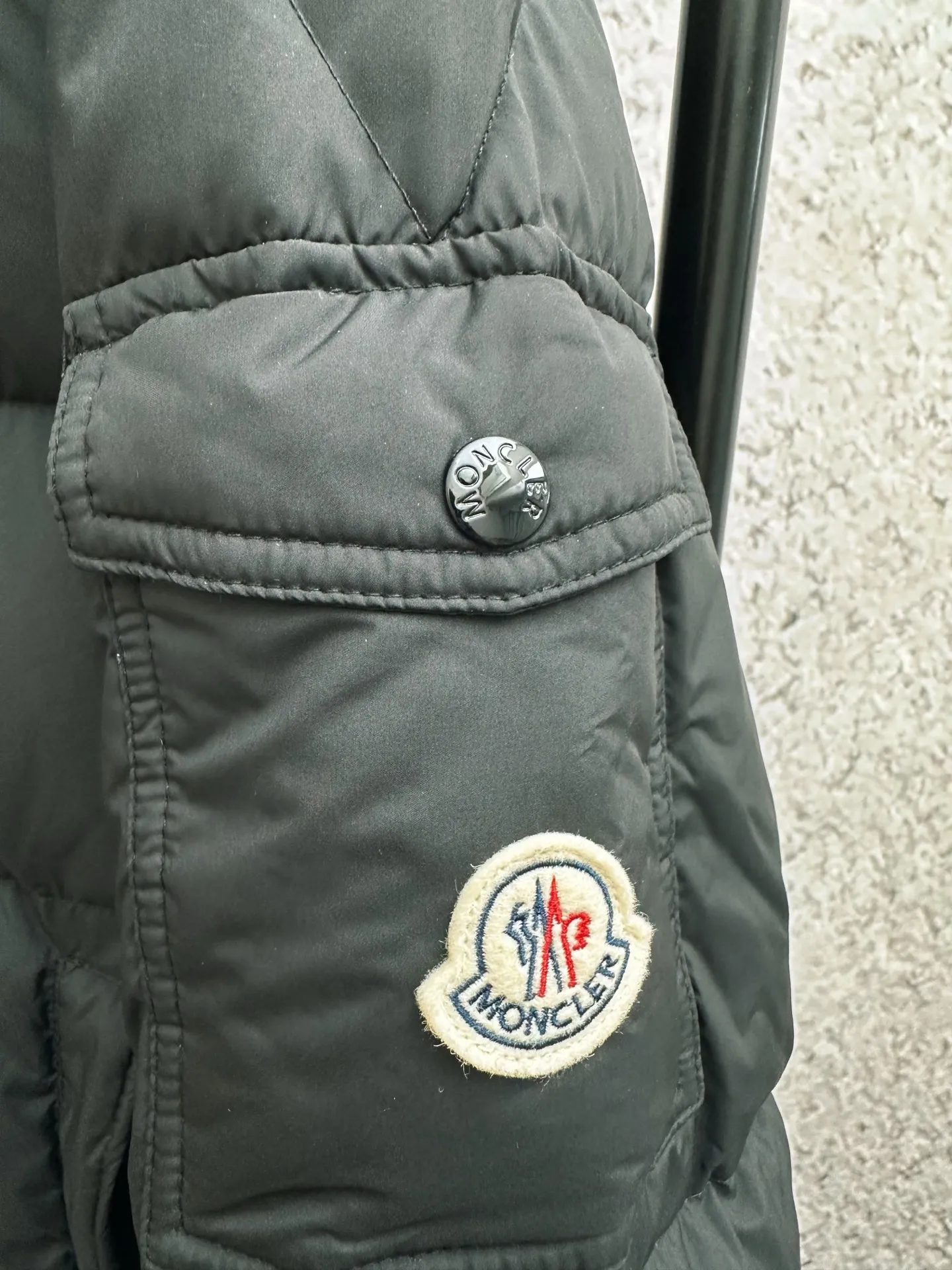 P1060 MONCLER MAYA/Mask matte Maya, down filling: 90% gray duck passed the test. Reject harmful clothes with flying silk. Double chip sensor: wash mark, armband. The fabric is synchronized with the genuine product. Contains gall cloth to prevent down. Original hardware customization. All with LOGO. 340-480 grams of real duck down filling. High loft, high rebound and super warm. Refuse to cut corners and reduce the weight of down. Same style for men and women, equipped with dust bag.  Color: Black Size: 1-6