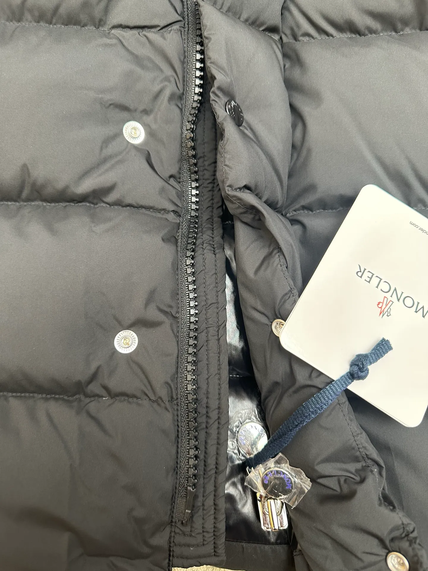 P1060 MONCLER MAYA/Mask matte Maya, down filling: 90% gray duck passed the test. Reject harmful clothes with flying silk. Double chip sensor: wash mark, armband. The fabric is synchronized with the genuine product. Contains gall cloth to prevent down. Original hardware customization. All with LOGO. 340-480 grams of real duck down filling. High loft, high rebound and super warm. Refuse to cut corners and reduce the weight of down. Same style for men and women, equipped with dust bag.  Color: Black Size: 1-6