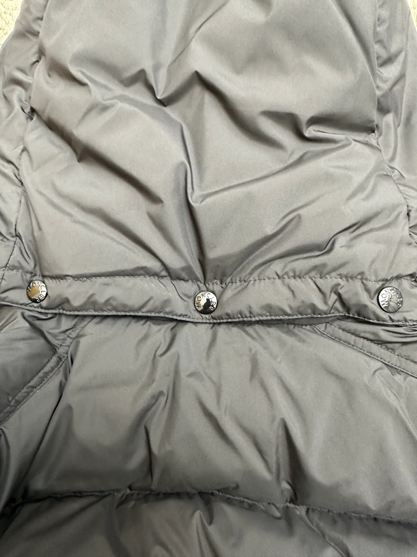 P1060 MONCLER MAYA/Mask matte Maya, down filling: 90% gray duck passed the test. Reject harmful clothes with flying silk. Double chip sensor: wash mark, armband. The fabric is synchronized with the genuine product. Contains gall cloth to prevent down. Original hardware customization. All with LOGO. 340-480 grams of real duck down filling. High loft, high rebound and super warm. Refuse to cut corners and reduce the weight of down. Same style for men and women, equipped with dust bag.  Color: Black Size: 1-6