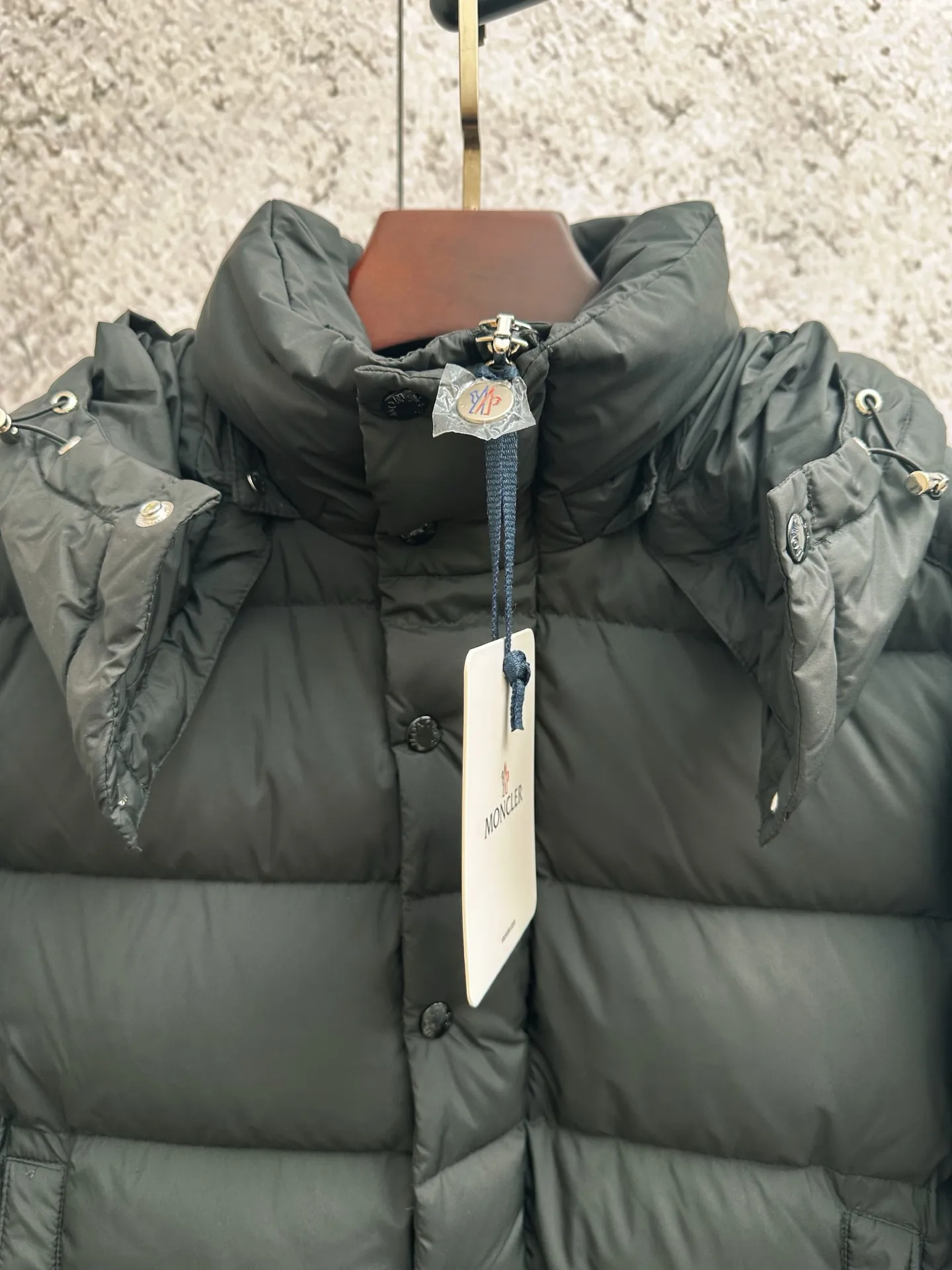 P1060 MONCLER MAYA/Mask matte Maya, down filling: 90% gray duck passed the test. Reject harmful clothes with flying silk. Double chip sensor: wash mark, armband. The fabric is synchronized with the genuine product. Contains gall cloth to prevent down. Original hardware customization. All with LOGO. 340-480 grams of real duck down filling. High loft, high rebound and super warm. Refuse to cut corners and reduce the weight of down. Same style for men and women, equipped with dust bag.  Color: Black Size: 1-6