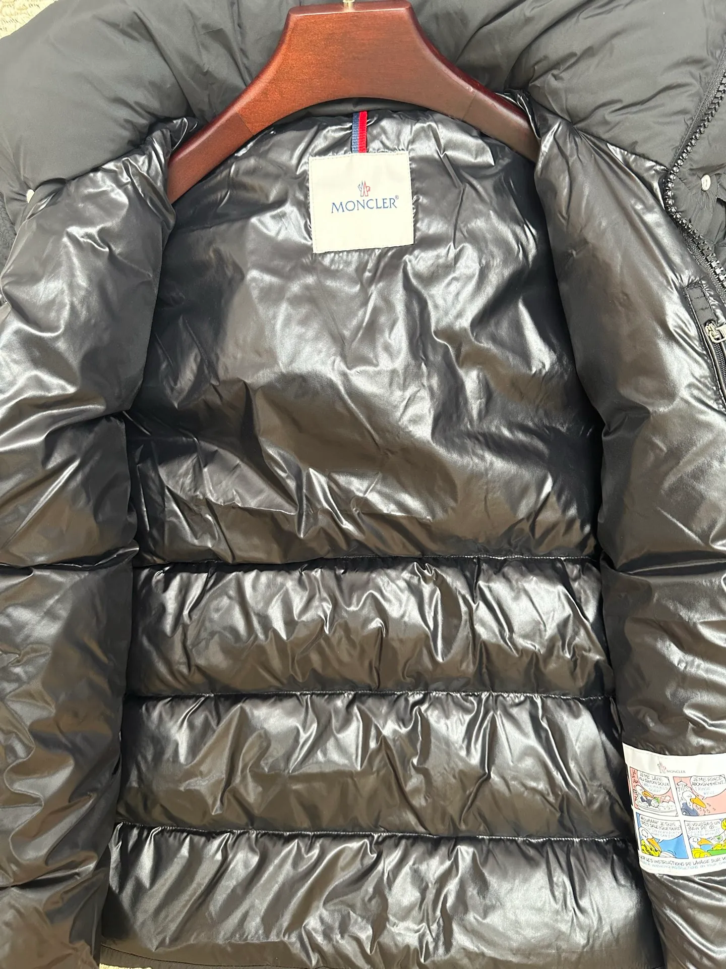 P1060 MONCLER MAYA/Mask matte Maya, down filling: 90% gray duck passed the test. Reject harmful clothes with flying silk. Double chip sensor: wash mark, armband. The fabric is synchronized with the genuine product. Contains gall cloth to prevent down. Original hardware customization. All with LOGO. 340-480 grams of real duck down filling. High loft, high rebound and super warm. Refuse to cut corners and reduce the weight of down. Same style for men and women, equipped with dust bag.  Color: Black Size: 1-6