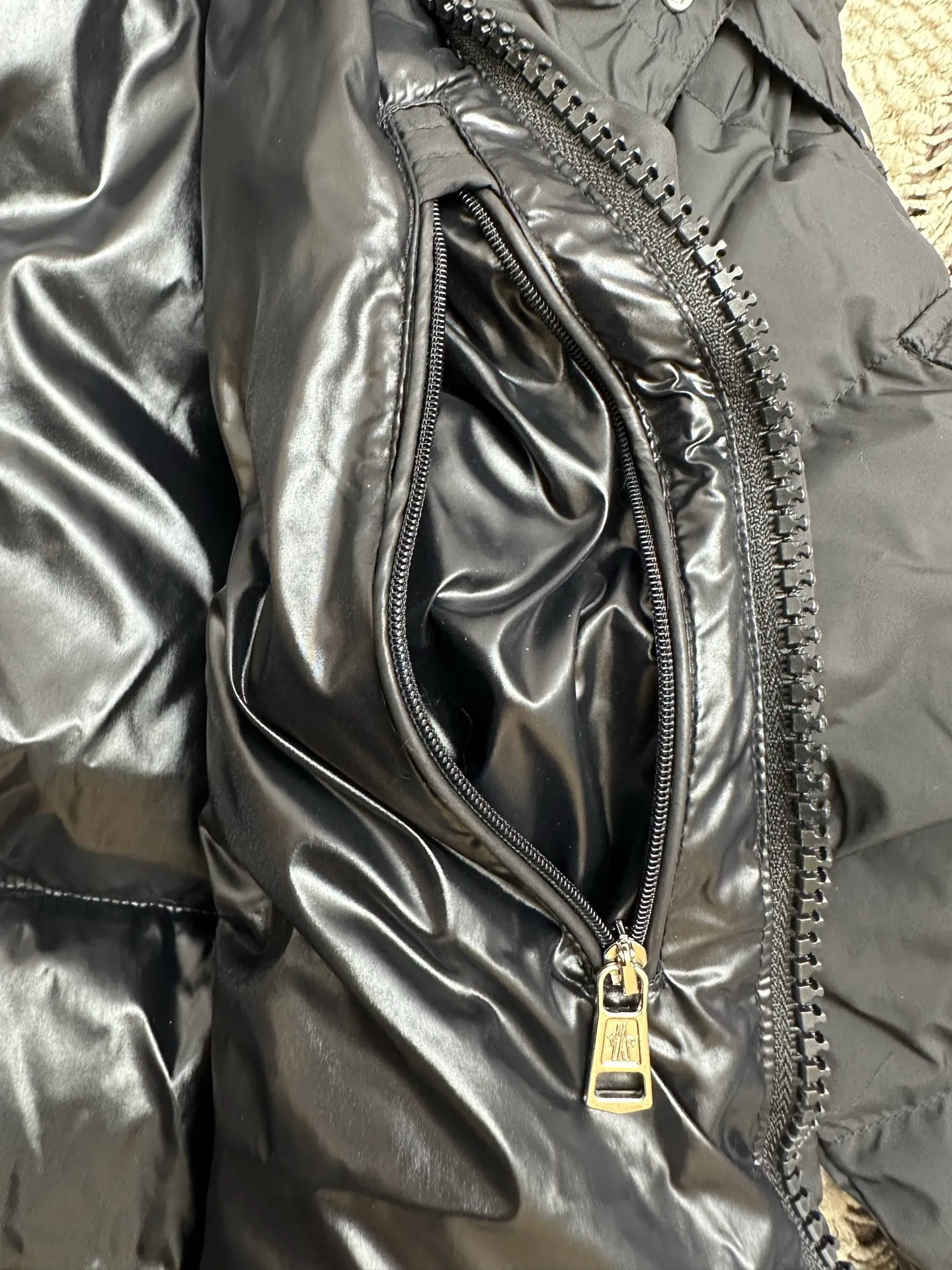 P1060 MONCLER MAYA/Mask matte Maya, down filling: 90% gray duck passed the test. Reject harmful clothes with flying silk. Double chip sensor: wash mark, armband. The fabric is synchronized with the genuine product. Contains gall cloth to prevent down. Original hardware customization. All with LOGO. 340-480 grams of real duck down filling. High loft, high rebound and super warm. Refuse to cut corners and reduce the weight of down. Same style for men and women, equipped with dust bag.  Color: Black Size: 1-6