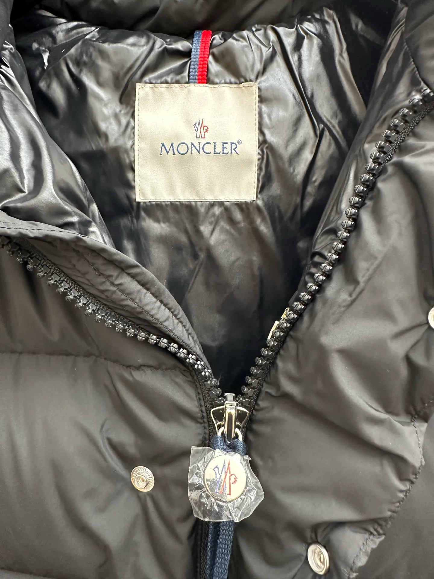 P1060 MONCLER MAYA/Mask matte Maya, down filling: 90% gray duck passed the test. Reject harmful clothes with flying silk. Double chip sensor: wash mark, armband. The fabric is synchronized with the genuine product. Contains gall cloth to prevent down. Original hardware customization. All with LOGO. 340-480 grams of real duck down filling. High loft, high rebound and super warm. Refuse to cut corners and reduce the weight of down. Same style for men and women, equipped with dust bag.  Color: Black Size: 1-6