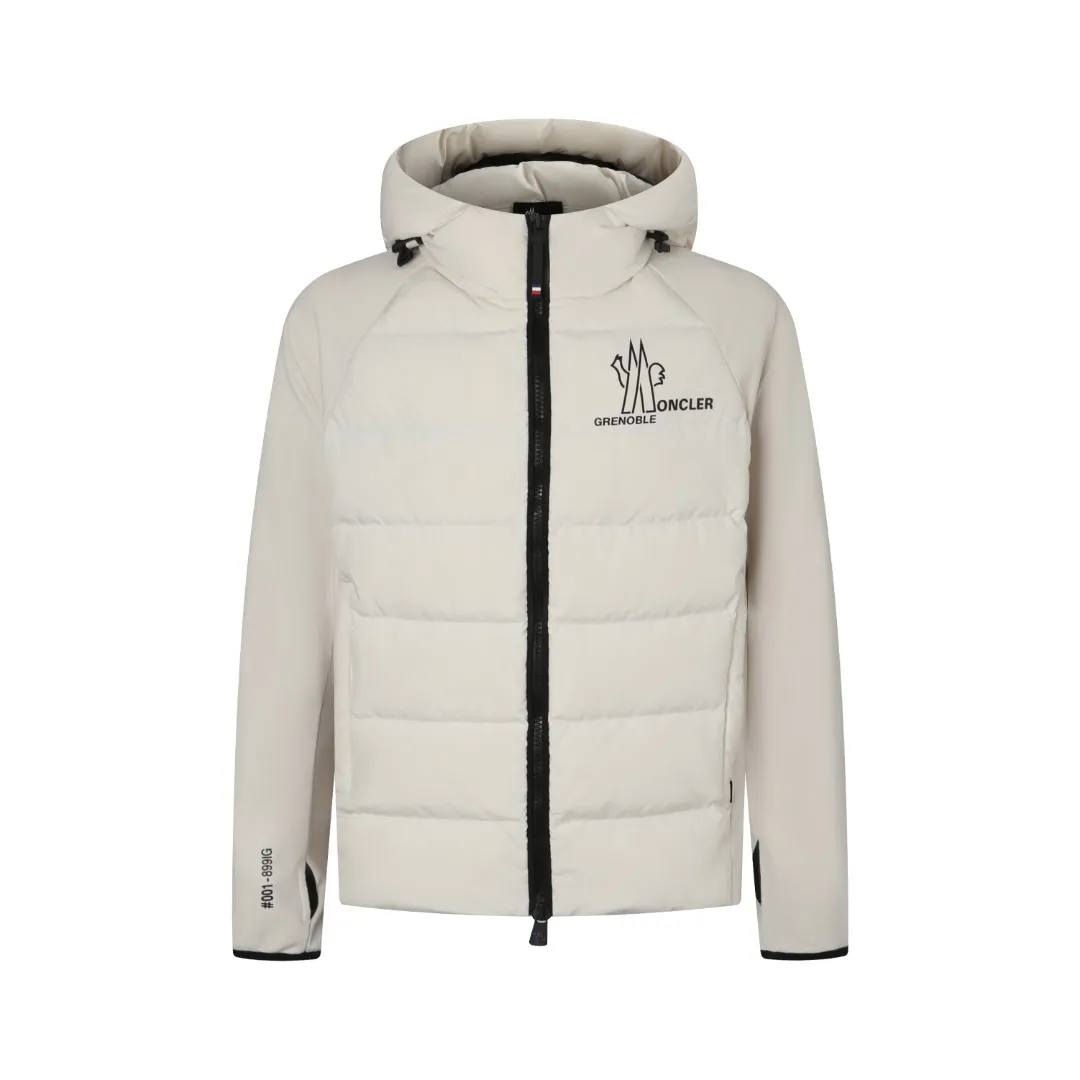 P720 25FW Moncler ✖️RICK OWENS co-branded down jacket Fabric material: The knitted part is woven from fine long-staple cotton single yarn.  Antistatic treatment: Avoid static electricity and dust absorption due to friction.  Anti-pilling treatment: special additives or processes are used to make fibers less likely to tangle into balls.   Peach skin treatment: perform more fine sanding to obtain an extremely delicate touch like the surface of a peach. At the same time, it is famous for its high-quality white goose down filling, which has excellent thermal insulation effect.  The abstract logo printing on the chest uses a combination of imported environmentally friendly glue technology and three-dimensional flocking - the main pattern uses fine glue to outline sharp lines, and the edges present a matte matte texture. The letters use micro-three-dimensional flocking technology. Deconstructive tailoring: Rick Owens' signature three-dimensional quilting technology combines laser cutting with hand-quilting to completely revolutionize the bulky feel of traditional down jackets. The slim silhouette combines sports functionality with the neat lines of high fashion.  Customized two-way YKK zippers, reflective strips on the brim, hidden snow skirt design, and even the cuff ribs are 3D woven, taking into account outdoor protection and a comfortable fit for daily wear.   Size: S M L XL