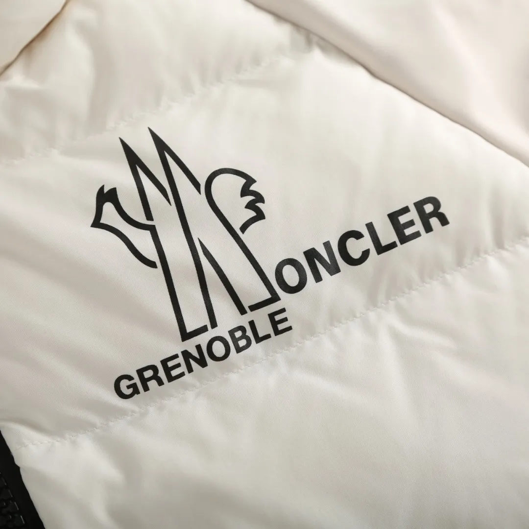 P720 25FW Moncler ✖️RICK OWENS co-branded down jacket Fabric material: The knitted part is woven from fine long-staple cotton single yarn.  Antistatic treatment: Avoid static electricity and dust absorption due to friction.  Anti-pilling treatment: special additives or processes are used to make fibers less likely to tangle into balls.   Peach skin treatment: perform more fine sanding to obtain an extremely delicate touch like the surface of a peach. At the same time, it is famous for its high-quality white goose down filling, which has excellent thermal insulation effect.  The abstract logo printing on the chest uses a combination of imported environmentally friendly glue technology and three-dimensional flocking - the main pattern uses fine glue to outline sharp lines, and the edges present a matte matte texture. The letters use micro-three-dimensional flocking technology. Deconstructive tailoring: Rick Owens' signature three-dimensional quilting technology combines laser cutting with hand-quilting to completely revolutionize the bulky feel of traditional down jackets. The slim silhouette combines sports functionality with the neat lines of high fashion.  Customized two-way YKK zippers, reflective strips on the brim, hidden snow skirt design, and even the cuff ribs are 3D woven, taking into account outdoor protection and a comfortable fit for daily wear.   Size: S M L XL