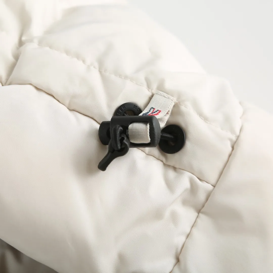 P720 25FW Moncler ✖️RICK OWENS co-branded down jacket Fabric material: The knitted part is woven from fine long-staple cotton single yarn.  Antistatic treatment: Avoid static electricity and dust absorption due to friction.  Anti-pilling treatment: special additives or processes are used to make fibers less likely to tangle into balls.   Peach skin treatment: perform more fine sanding to obtain an extremely delicate touch like the surface of a peach. At the same time, it is famous for its high-quality white goose down filling, which has excellent thermal insulation effect.  The abstract logo printing on the chest uses a combination of imported environmentally friendly glue technology and three-dimensional flocking - the main pattern uses fine glue to outline sharp lines, and the edges present a matte matte texture. The letters use micro-three-dimensional flocking technology. Deconstructive tailoring: Rick Owens' signature three-dimensional quilting technology combines laser cutting with hand-quilting to completely revolutionize the bulky feel of traditional down jackets. The slim silhouette combines sports functionality with the neat lines of high fashion.  Customized two-way YKK zippers, reflective strips on the brim, hidden snow skirt design, and even the cuff ribs are 3D woven, taking into account outdoor protection and a comfortable fit for daily wear.   Size: S M L XL