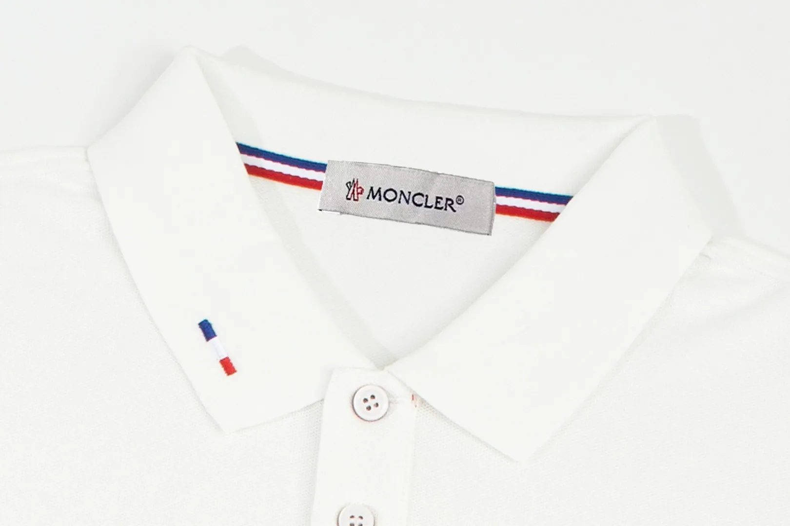 P210 MONCLER/Muzzled New style logo embroidered lapel long-sleeved polo shirt.  A simple yet refined T-shirt. The best item to create a modern and elegant look. Excellent channel product! Customer-supplied Piquet porous fiber pique cotton fabric, which can be called a "breathing fabric."  The unparalleled texture is inseparable from the exquisite materials used in craft tailoring. The craft knitted quilted design makes the hand feel extremely smooth and delicate without any roughness. The original logo design is more luxurious and noble. The upper body is comfortable and classy. The hand feels very smooth and soft. It can be easily controlled regardless of business, fashion or leisure. The age span is very large, which conforms to the trendy and practical dressing customs. It is the first choice for senior urban fashion people.  Black/white/Tibetan orchid Size: M~3XL