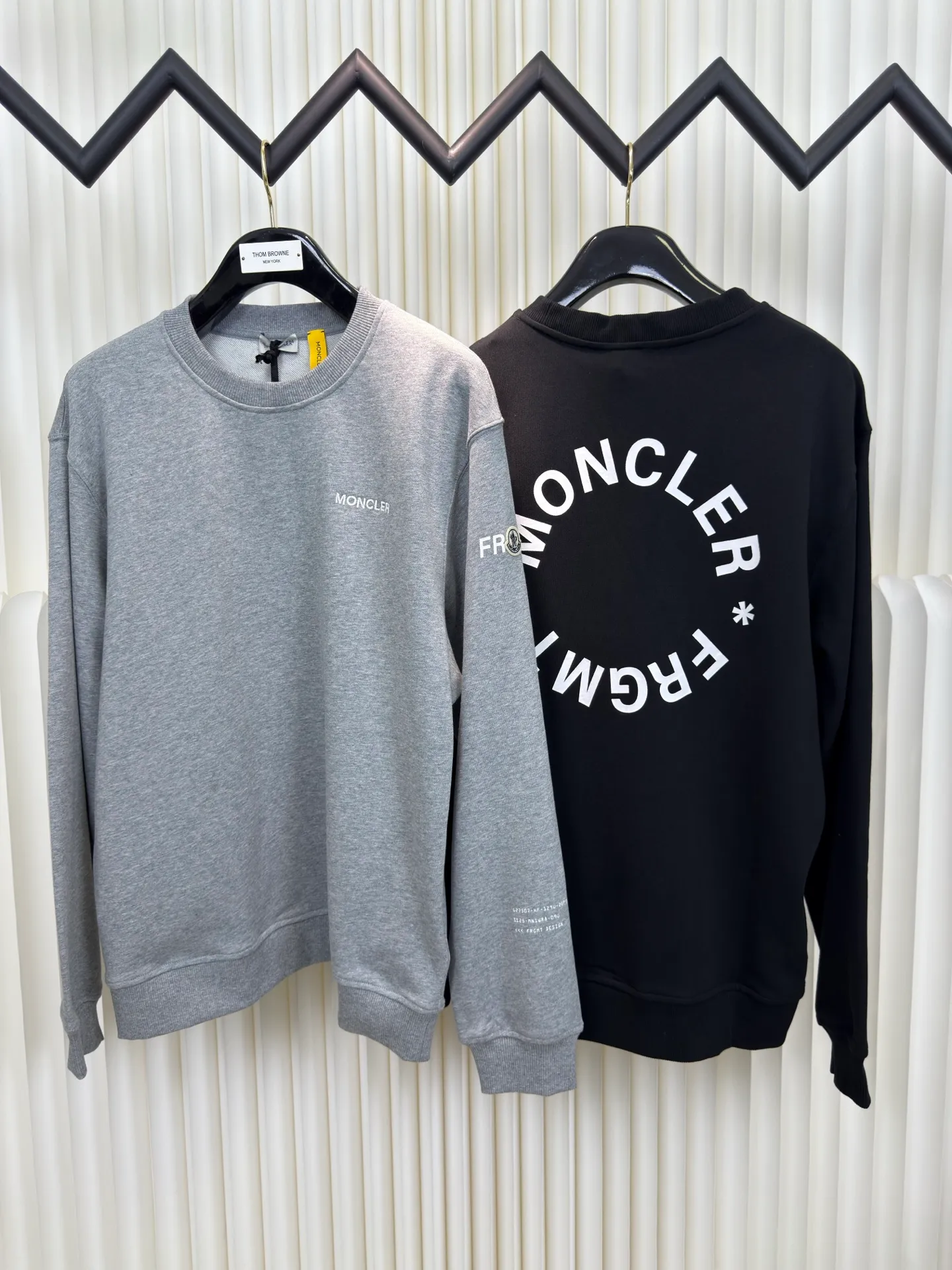 P410 MONCLER geometric print pullover sweatshirt. This sweatshirt is decorated with a geometric logo on the back, highlighting the streetwear style of designer Hiroshi Fujiwara. The round neck piece from the Moncler x FRGMT series is made of cotton fleece fabric and is suitable for daily wear. SizeS M L XL