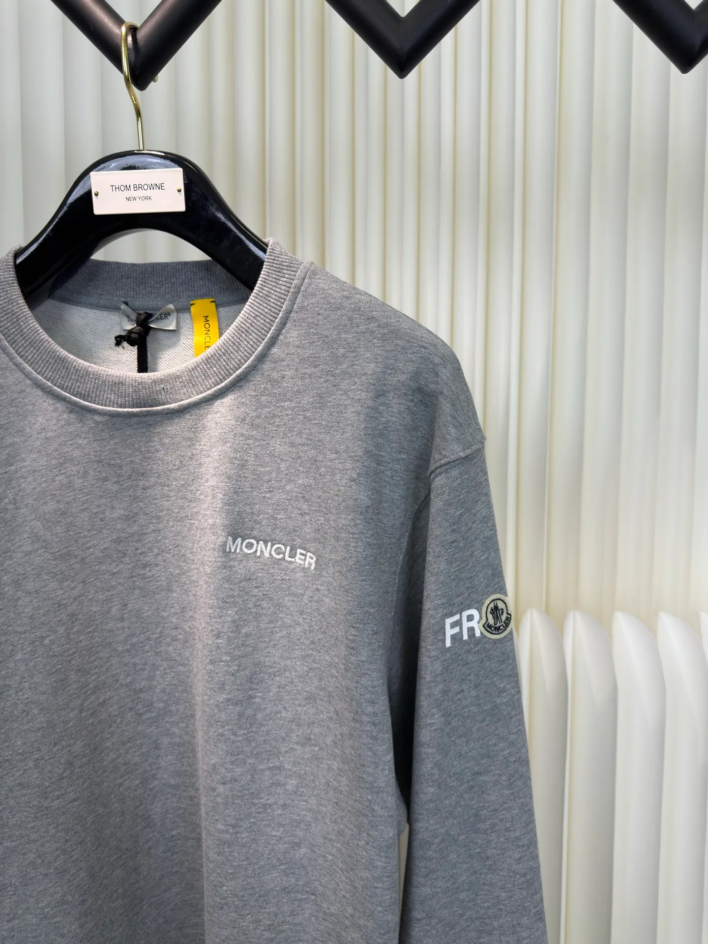 P410 MONCLER geometric print pullover sweatshirt. This sweatshirt is decorated with a geometric logo on the back, highlighting the streetwear style of designer Hiroshi Fujiwara. The round neck piece from the Moncler x FRGMT series is made of cotton fleece fabric and is suitable for daily wear. SizeS M L XL