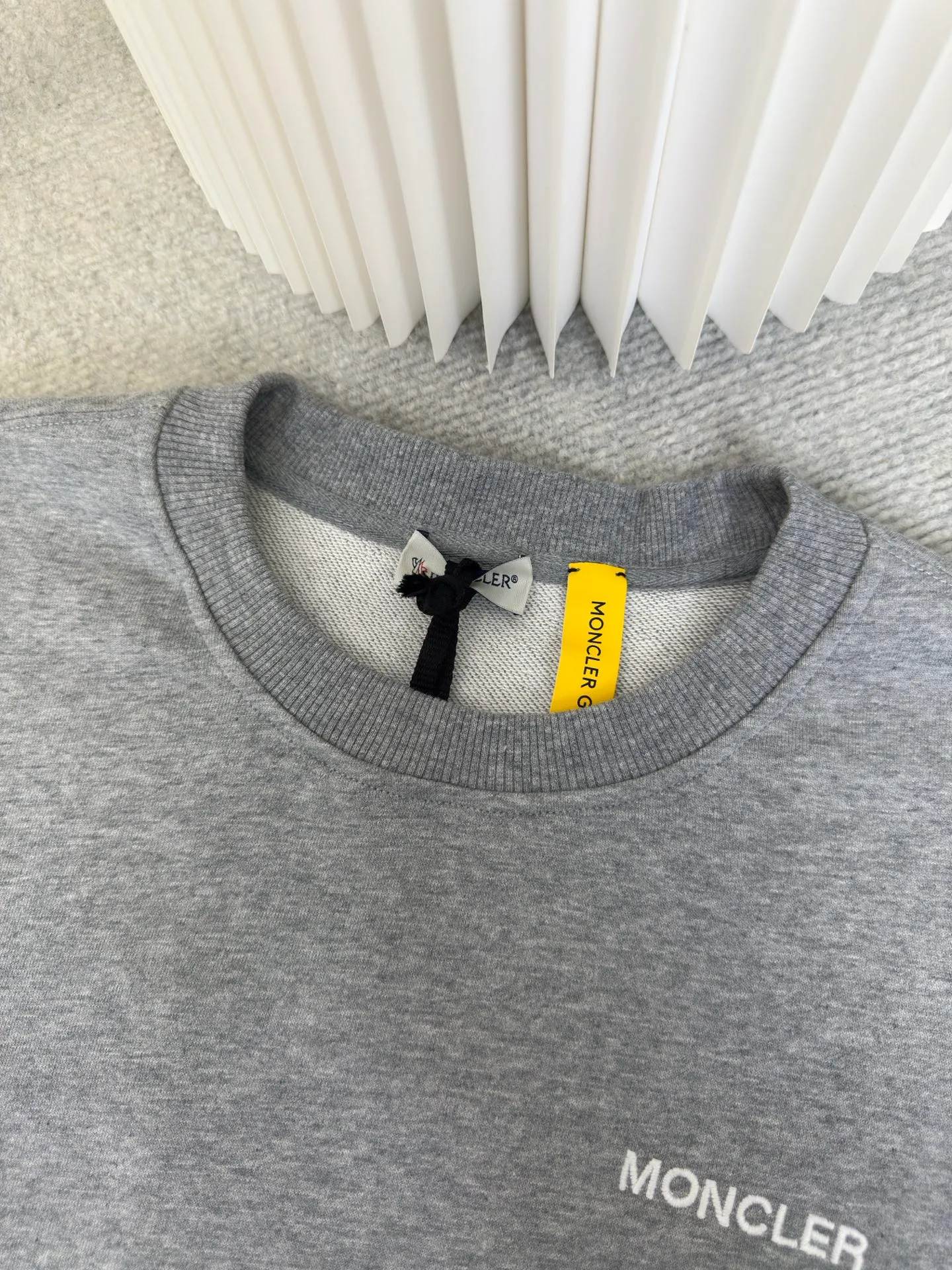 P410 MONCLER geometric print pullover sweatshirt. This sweatshirt is decorated with a geometric logo on the back, highlighting the streetwear style of designer Hiroshi Fujiwara. The round neck piece from the Moncler x FRGMT series is made of cotton fleece fabric and is suitable for daily wear. SizeS M L XL