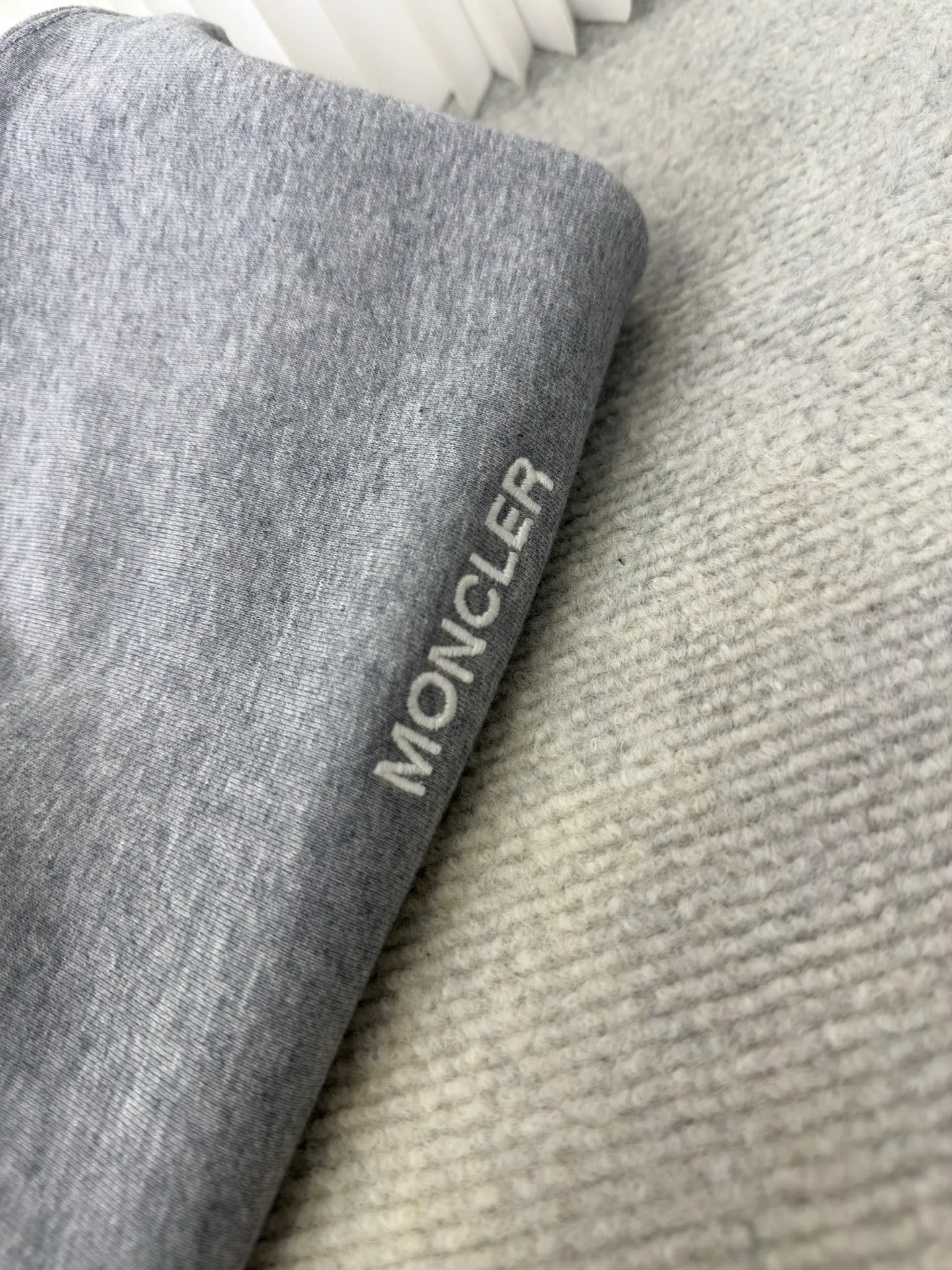 P410 MONCLER geometric print pullover sweatshirt. This sweatshirt is decorated with a geometric logo on the back, highlighting the streetwear style of designer Hiroshi Fujiwara. The round neck piece from the Moncler x FRGMT series is made of cotton fleece fabric and is suitable for daily wear. SizeS M L XL