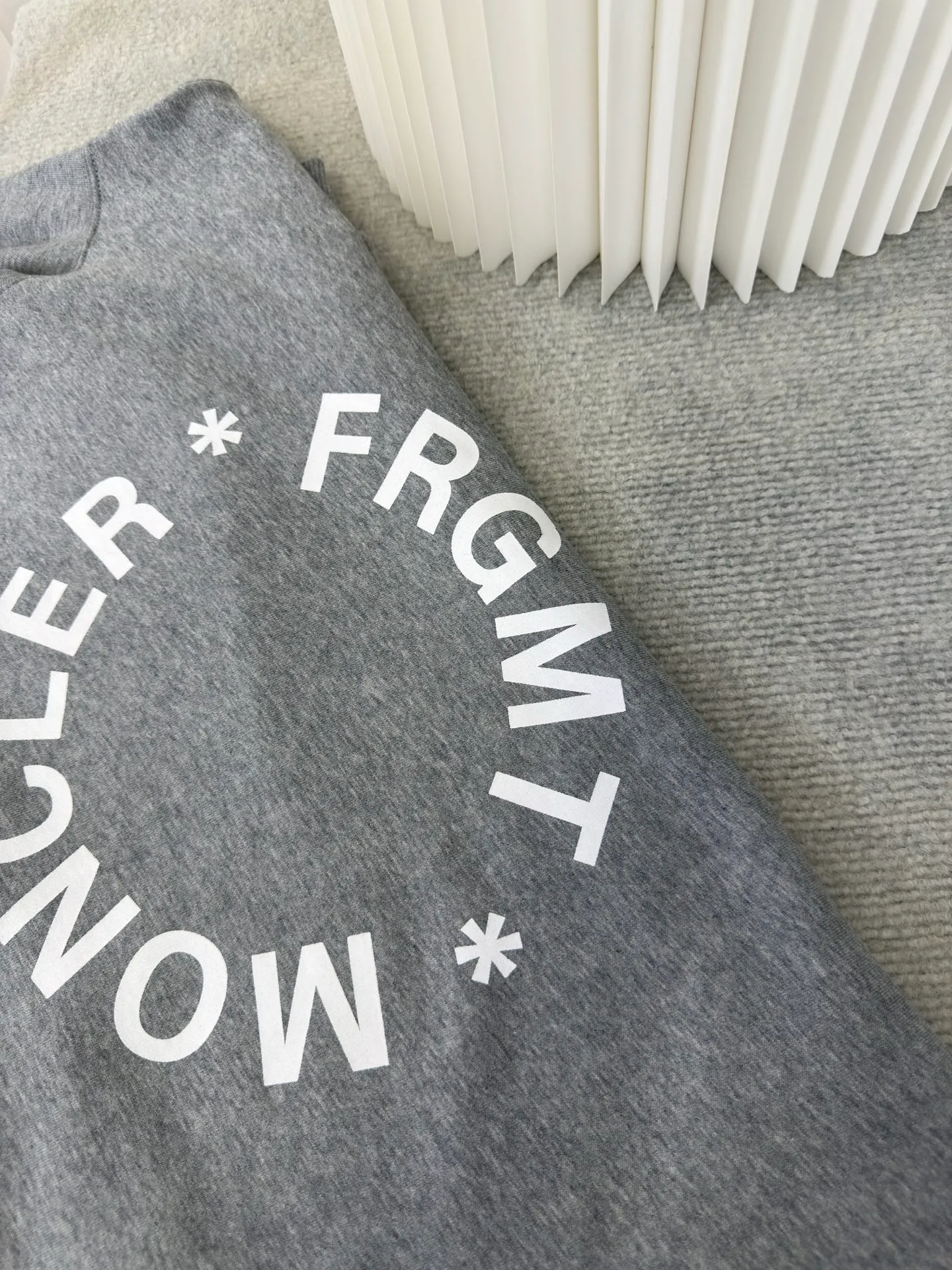 P410 MONCLER geometric print pullover sweatshirt. This sweatshirt is decorated with a geometric logo on the back, highlighting the streetwear style of designer Hiroshi Fujiwara. The round neck piece from the Moncler x FRGMT series is made of cotton fleece fabric and is suitable for daily wear. SizeS M L XL