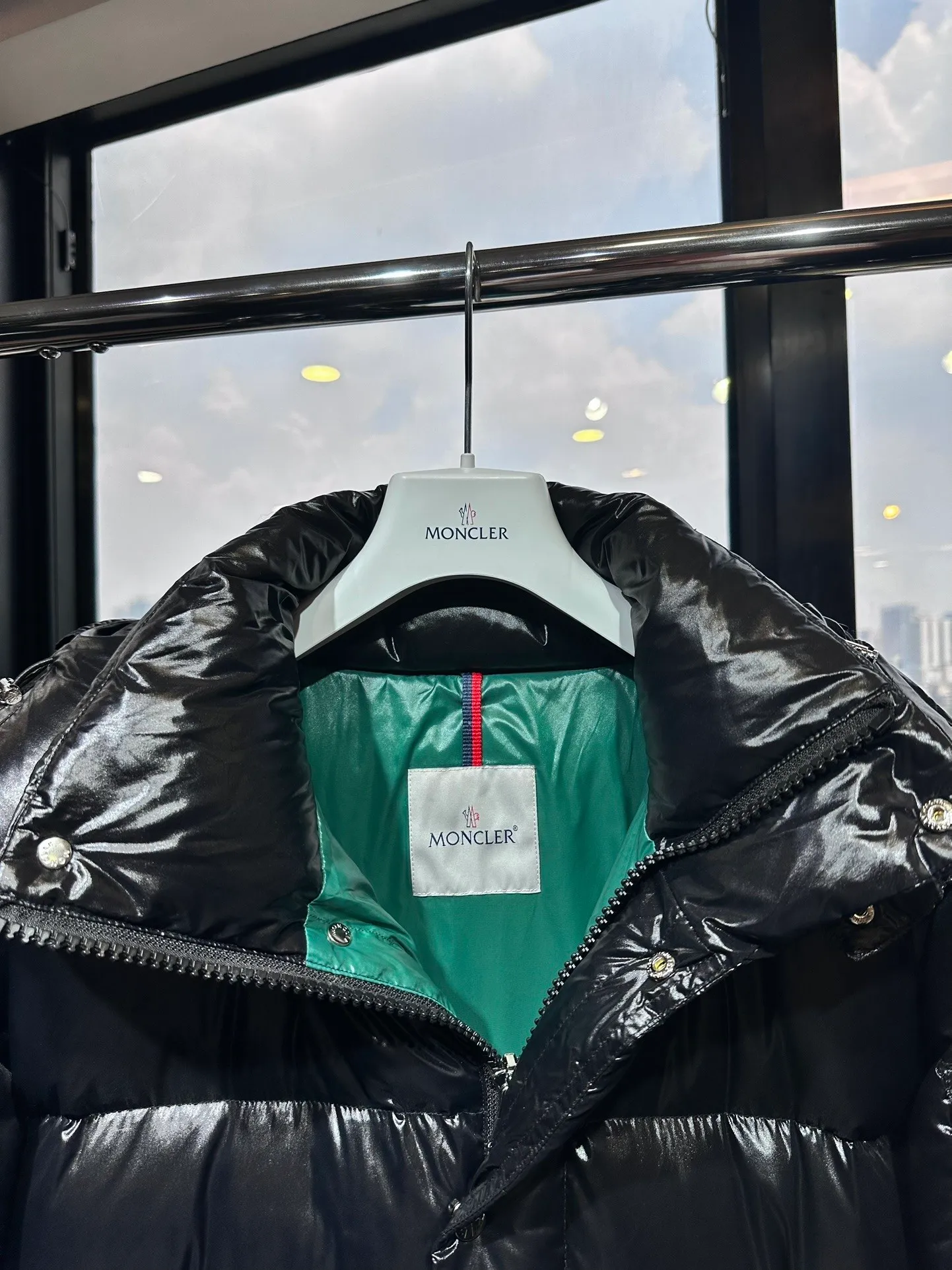 P840 Moncler 022 new autumn and winter long down jacket. I have been looking forward to the Maya/Maya down jacket for a year. It is one of the most beautiful down jackets on earth for couples. It is a collection of Moncler archives. Maya is the most popular series in the classic main line of M family. Buying it at the counter or official website is basically a rush. It is normal to not be able to buy the color you like and the size that suits you! Excellent trade channel! Same style for men and women! Classic urban casual style, versatile and simple hooded down jacket! The Hanoverian Long Down Jacket is crafted from signature shiny patented nylon and features performance details for warmth and protection. This classic Moncler piece is equipped with a detachable hood and a flap zipper fly to enhance the protective performance of the overall design. • Made of patented nylon • Lacquered nylon village • Filled with down • Detachable hood with snap buttons and elastic drawstring • Zipper closure • Logo snap closure on collar • Zipper closure on outer pocket • Logo snap closure on patch pocket • Zipper closure on inner pocket • Logo snap closure on flap • Elastic drawcord on hem ✨Detachable hood gives this down jacket more matching options. A down jacket can be worn in a variety of styles, top-grade down, an absolute surprise! ✨ Toray’s glossy outer material is supplied by customers, and the 15D nylon fabric/lining is of the highest standard. The fabric feels smooth and has a very textured feel. The whole down jacket has four layers of fabric, and the two inner layers are made of the best 400D gallbladder cloth and woolen! The velvet will never run away ✨💚The contrasting color lining makes the whole dress refreshing, and Yuhuang deserves it. A must-have style, highly recommended. ✨Equipped with classic rectangular quilting to ensure even distribution of down inside, bringing you the ultimate warm and comfortable wearing experience, while also being very fashionable and stylish! ✨It is filled with imported European standard 90% white goose down, high-quality 90 down standard, and it has good bulkiness, down filling, and hand feel. You can hardly feel the hair, and you don’t have to worry about the velvet problem. It can effectively lock in and collect heat. You can feel its full state by looking at the actual pictures. It is very light on the upper body and does not feel bloated at all! ✨Double zipper pockets on both sides, No. 5 resin zipper closure; soft and non-stuck; there is no problem in putting a mobile phone card holder! Double placket design, external snap button; No. 5 resin zipper on the inside to block the wind; block the cold wind in the cold winter! Original durable accessories and hardware ~ all made to order! It shows the aura of big brands everywhere, highlights the high-end style and quality, is simple and elegant, and looks good no matter how you wear it. ✨The Velcro sleeves adjust the size of the cuffs according to different situations, making the wind and snow weather more comfortable. Mengkou has been focusing on production for 10 years, and the perfect combination of every link ensures the smoothness of each piece of clothing. The Rolls-Royce of the down jacket industry~ A must-have series for all fans, it is still so classic, still so outstanding, a single product that perfectly meets all kinds of dressing needs! The M family classic series is particularly easy to match. The concave shape in winter is naturally indispensable for such high-end configurations, and its dressing magic is very powerful. Basically, all types are easy to control, and the slim-fitting configuration will not be bloated. With the discomfort, the style and tonality of the upper body are more outstanding and outstanding. The charm of the outfit is naturally more advanced, more outstanding and slimmer, but without losing warmth. Whether it is worn outside or worn inside, I believe this style is the perfect choice! Enjoy the same style as the original version with you!! size: