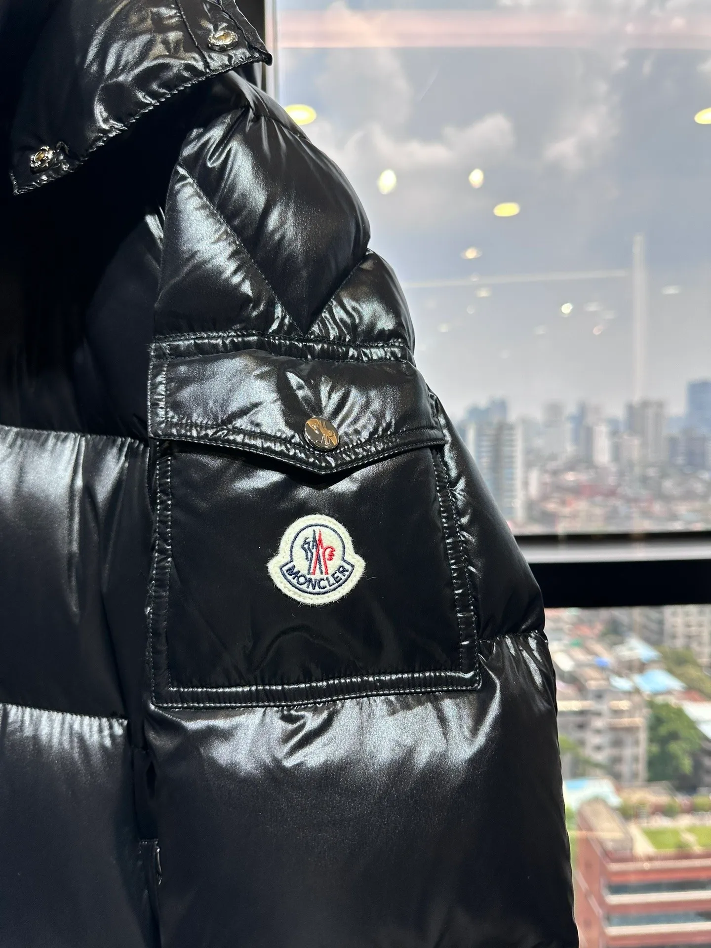 P840 Moncler 022 new autumn and winter long down jacket. I have been looking forward to the Maya/Maya down jacket for a year. It is one of the most beautiful down jackets on earth for couples. It is a collection of Moncler archives. Maya is the most popular series in the classic main line of M family. Buying it at the counter or official website is basically a rush. It is normal to not be able to buy the color you like and the size that suits you! Excellent trade channel! Same style for men and women! Classic urban casual style, versatile and simple hooded down jacket! The Hanoverian Long Down Jacket is crafted from signature shiny patented nylon and features performance details for warmth and protection. This classic Moncler piece is equipped with a detachable hood and a flap zipper fly to enhance the protective performance of the overall design. • Made of patented nylon • Lacquered nylon village • Filled with down • Detachable hood with snap buttons and elastic drawstring • Zipper closure • Logo snap closure on collar • Zipper closure on outer pocket • Logo snap closure on patch pocket • Zipper closure on inner pocket • Logo snap closure on flap • Elastic drawcord on hem ✨Detachable hood gives this down jacket more matching options. A down jacket can be worn in a variety of styles, top-grade down, an absolute surprise! ✨ Toray’s glossy outer material is supplied by customers, and the 15D nylon fabric/lining is of the highest standard. The fabric feels smooth and has a very textured feel. The whole down jacket has four layers of fabric, and the two inner layers are made of the best 400D gallbladder cloth and woolen! The velvet will never run away ✨💚The contrasting color lining makes the whole dress refreshing, and Yuhuang deserves it. A must-have style, highly recommended. ✨Equipped with classic rectangular quilting to ensure even distribution of down inside, bringing you the ultimate warm and comfortable wearing experience, while also being very fashionable and stylish! ✨It is filled with imported European standard 90% white goose down, high-quality 90 down standard, and it has good bulkiness, down filling, and hand feel. You can hardly feel the hair, and you don’t have to worry about the velvet problem. It can effectively lock in and collect heat. You can feel its full state by looking at the actual pictures. It is very light on the upper body and does not feel bloated at all! ✨Double zipper pockets on both sides, No. 5 resin zipper closure; soft and non-stuck; there is no problem in putting a mobile phone card holder! Double placket design, external snap button; No. 5 resin zipper on the inside to block the wind; block the cold wind in the cold winter! Original durable accessories and hardware ~ all made to order! It shows the aura of big brands everywhere, highlights the high-end style and quality, is simple and elegant, and looks good no matter how you wear it. ✨The Velcro sleeves adjust the size of the cuffs according to different situations, making the wind and snow weather more comfortable. Mengkou has been focusing on production for 10 years, and the perfect combination of every link ensures the smoothness of each piece of clothing. The Rolls-Royce of the down jacket industry~ A must-have series for all fans, it is still so classic, still so outstanding, a single product that perfectly meets all kinds of dressing needs! The M family classic series is particularly easy to match. The concave shape in winter is naturally indispensable for such high-end configurations, and its dressing magic is very powerful. Basically, all types are easy to control, and the slim-fitting configuration will not be bloated. With the discomfort, the style and tonality of the upper body are more outstanding and outstanding. The charm of the outfit is naturally more advanced, more outstanding and slimmer, but without losing warmth. Whether it is worn outside or worn inside, I believe this style is the perfect choice! Enjoy the same style as the original version with you!! size: