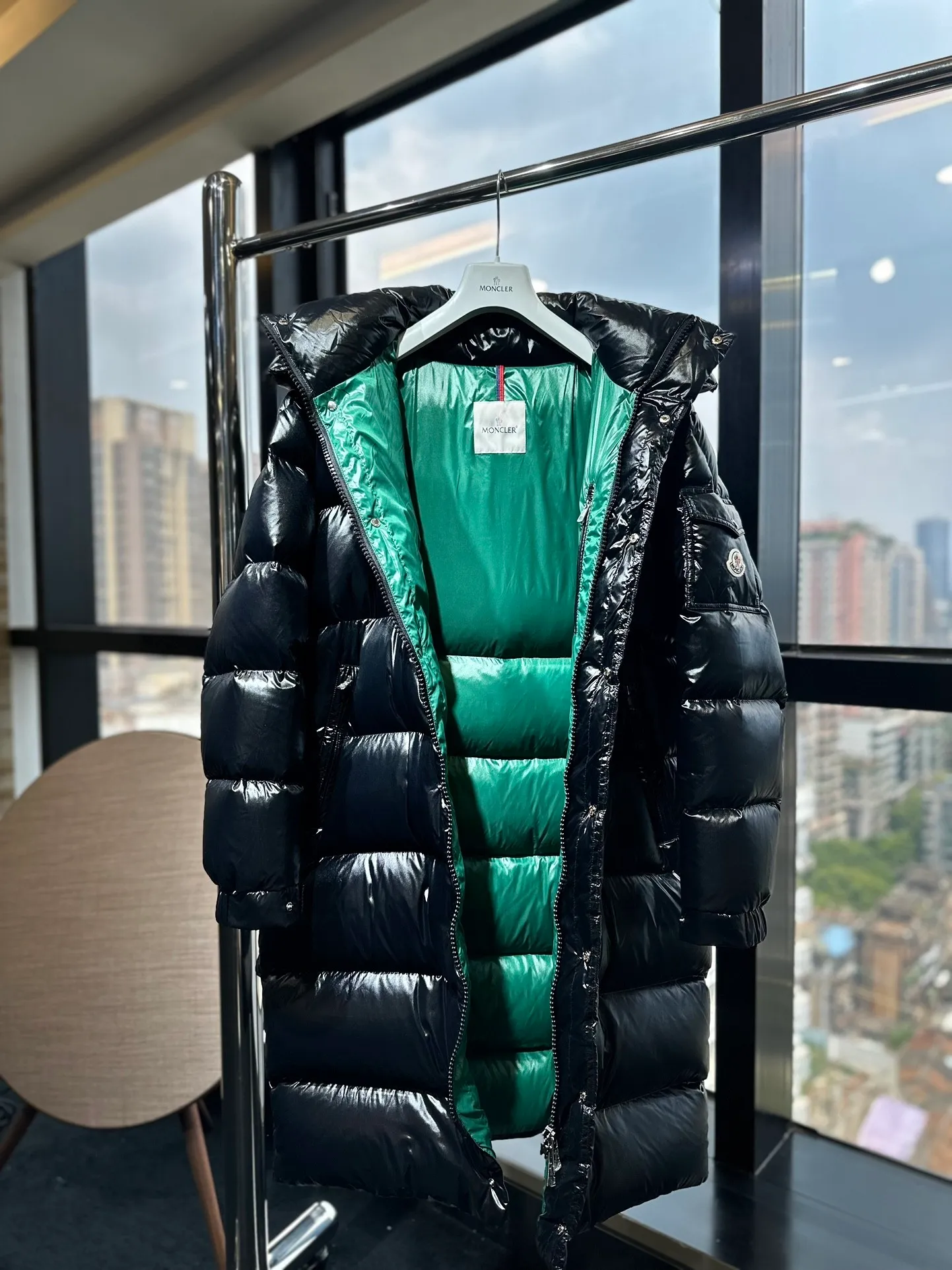 P840 Moncler 022 new autumn and winter long down jacket. I have been looking forward to the Maya/Maya down jacket for a year. It is one of the most beautiful down jackets on earth for couples. It is a collection of Moncler archives. Maya is the most popular series in the classic main line of M family. Buying it at the counter or official website is basically a rush. It is normal to not be able to buy the color you like and the size that suits you! Excellent trade channel! Same style for men and women! Classic urban casual style, versatile and simple hooded down jacket! The Hanoverian Long Down Jacket is crafted from signature shiny patented nylon and features performance details for warmth and protection. This classic Moncler piece is equipped with a detachable hood and a flap zipper fly to enhance the protective performance of the overall design. • Made of patented nylon • Lacquered nylon village • Filled with down • Detachable hood with snap buttons and elastic drawstring • Zipper closure • Logo snap closure on collar • Zipper closure on outer pocket • Logo snap closure on patch pocket • Zipper closure on inner pocket • Logo snap closure on flap • Elastic drawcord on hem ✨Detachable hood gives this down jacket more matching options. A down jacket can be worn in a variety of styles, top-grade down, an absolute surprise! ✨ Toray’s glossy outer material is supplied by customers, and the 15D nylon fabric/lining is of the highest standard. The fabric feels smooth and has a very textured feel. The whole down jacket has four layers of fabric, and the two inner layers are made of the best 400D gallbladder cloth and woolen! The velvet will never run away ✨💚The contrasting color lining makes the whole dress refreshing, and Yuhuang deserves it. A must-have style, highly recommended. ✨Equipped with classic rectangular quilting to ensure even distribution of down inside, bringing you the ultimate warm and comfortable wearing experience, while also being very fashionable and stylish! ✨It is filled with imported European standard 90% white goose down, high-quality 90 down standard, and it has good bulkiness, down filling, and hand feel. You can hardly feel the hair, and you don’t have to worry about the velvet problem. It can effectively lock in and collect heat. You can feel its full state by looking at the actual pictures. It is very light on the upper body and does not feel bloated at all! ✨Double zipper pockets on both sides, No. 5 resin zipper closure; soft and non-stuck; there is no problem in putting a mobile phone card holder! Double placket design, external snap button; No. 5 resin zipper on the inside to block the wind; block the cold wind in the cold winter! Original durable accessories and hardware ~ all made to order! It shows the aura of big brands everywhere, highlights the high-end style and quality, is simple and elegant, and looks good no matter how you wear it. ✨The Velcro sleeves adjust the size of the cuffs according to different situations, making the wind and snow weather more comfortable. Mengkou has been focusing on production for 10 years, and the perfect combination of every link ensures the smoothness of each piece of clothing. The Rolls-Royce of the down jacket industry~ A must-have series for all fans, it is still so classic, still so outstanding, a single product that perfectly meets all kinds of dressing needs! The M family classic series is particularly easy to match. The concave shape in winter is naturally indispensable for such high-end configurations, and its dressing magic is very powerful. Basically, all types are easy to control, and the slim-fitting configuration will not be bloated. With the discomfort, the style and tonality of the upper body are more outstanding and outstanding. The charm of the outfit is naturally more advanced, more outstanding and slimmer, but without losing warmth. Whether it is worn outside or worn inside, I believe this style is the perfect choice! Enjoy the same style as the original version with you!! size: