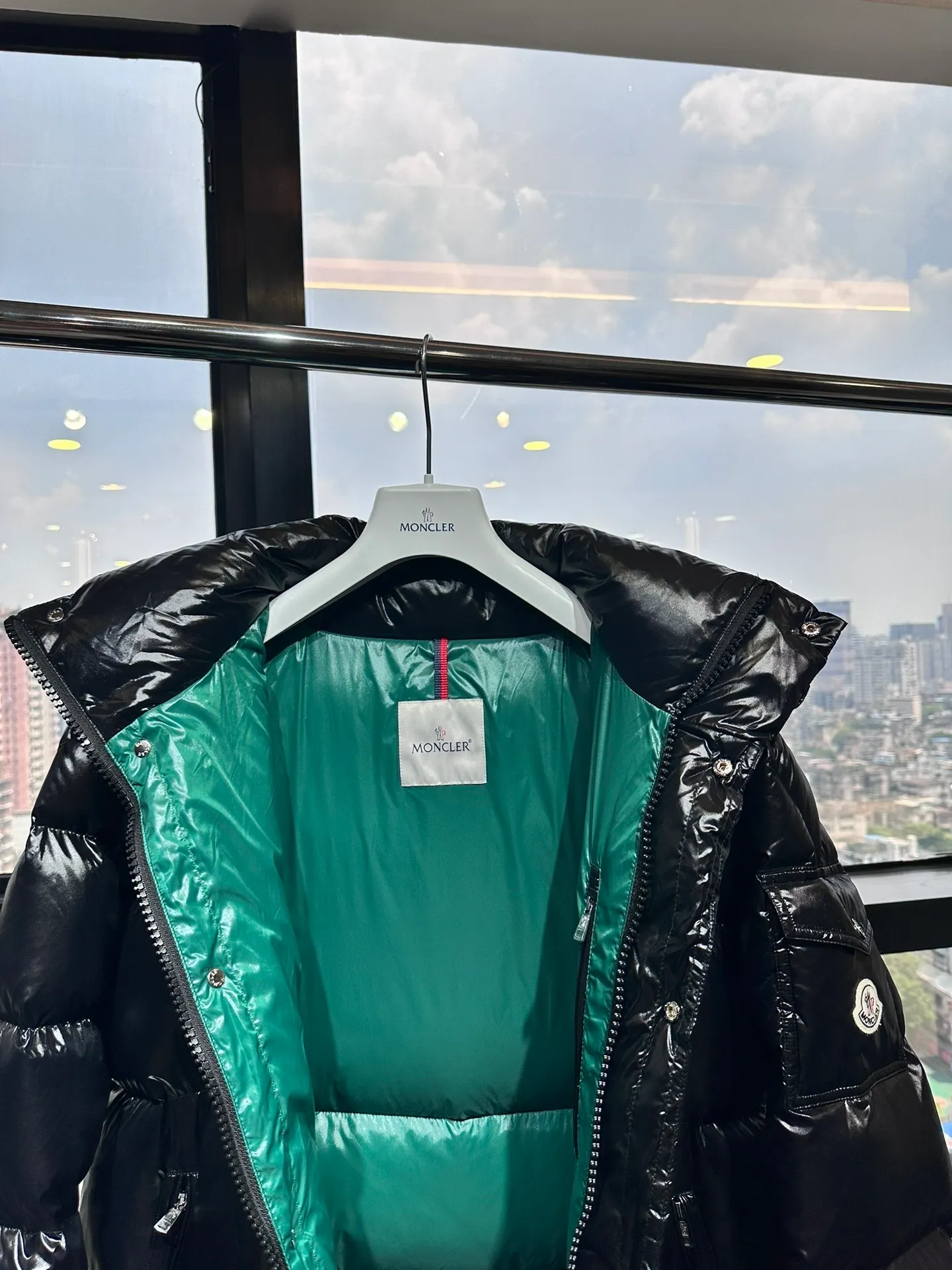 P840 Moncler 022 new autumn and winter long down jacket. I have been looking forward to the Maya/Maya down jacket for a year. It is one of the most beautiful down jackets on earth for couples. It is a collection of Moncler archives. Maya is the most popular series in the classic main line of M family. Buying it at the counter or official website is basically a rush. It is normal to not be able to buy the color you like and the size that suits you! Excellent trade channel! Same style for men and women! Classic urban casual style, versatile and simple hooded down jacket! The Hanoverian Long Down Jacket is crafted from signature shiny patented nylon and features performance details for warmth and protection. This classic Moncler piece is equipped with a detachable hood and a flap zipper fly to enhance the protective performance of the overall design. • Made of patented nylon • Lacquered nylon village • Filled with down • Detachable hood with snap buttons and elastic drawstring • Zipper closure • Logo snap closure on collar • Zipper closure on outer pocket • Logo snap closure on patch pocket • Zipper closure on inner pocket • Logo snap closure on flap • Elastic drawcord on hem ✨Detachable hood gives this down jacket more matching options. A down jacket can be worn in a variety of styles, top-grade down, an absolute surprise! ✨ Toray’s glossy outer material is supplied by customers, and the 15D nylon fabric/lining is of the highest standard. The fabric feels smooth and has a very textured feel. The whole down jacket has four layers of fabric, and the two inner layers are made of the best 400D gallbladder cloth and woolen! The velvet will never run away ✨💚The contrasting color lining makes the whole dress refreshing, and Yuhuang deserves it. A must-have style, highly recommended. ✨Equipped with classic rectangular quilting to ensure even distribution of down inside, bringing you the ultimate warm and comfortable wearing experience, while also being very fashionable and stylish! ✨It is filled with imported European standard 90% white goose down, high-quality 90 down standard, and it has good bulkiness, down filling, and hand feel. You can hardly feel the hair, and you don’t have to worry about the velvet problem. It can effectively lock in and collect heat. You can feel its full state by looking at the actual pictures. It is very light on the upper body and does not feel bloated at all! ✨Double zipper pockets on both sides, No. 5 resin zipper closure; soft and non-stuck; there is no problem in putting a mobile phone card holder! Double placket design, external snap button; No. 5 resin zipper on the inside to block the wind; block the cold wind in the cold winter! Original durable accessories and hardware ~ all made to order! It shows the aura of big brands everywhere, highlights the high-end style and quality, is simple and elegant, and looks good no matter how you wear it. ✨The Velcro sleeves adjust the size of the cuffs according to different situations, making the wind and snow weather more comfortable. Mengkou has been focusing on production for 10 years, and the perfect combination of every link ensures the smoothness of each piece of clothing. The Rolls-Royce of the down jacket industry~ A must-have series for all fans, it is still so classic, still so outstanding, a single product that perfectly meets all kinds of dressing needs! The M family classic series is particularly easy to match. The concave shape in winter is naturally indispensable for such high-end configurations, and its dressing magic is very powerful. Basically, all types are easy to control, and the slim-fitting configuration will not be bloated. With the discomfort, the style and tonality of the upper body are more outstanding and outstanding. The charm of the outfit is naturally more advanced, more outstanding and slimmer, but without losing warmth. Whether it is worn outside or worn inside, I believe this style is the perfect choice! Enjoy the same style as the original version with you!! size: