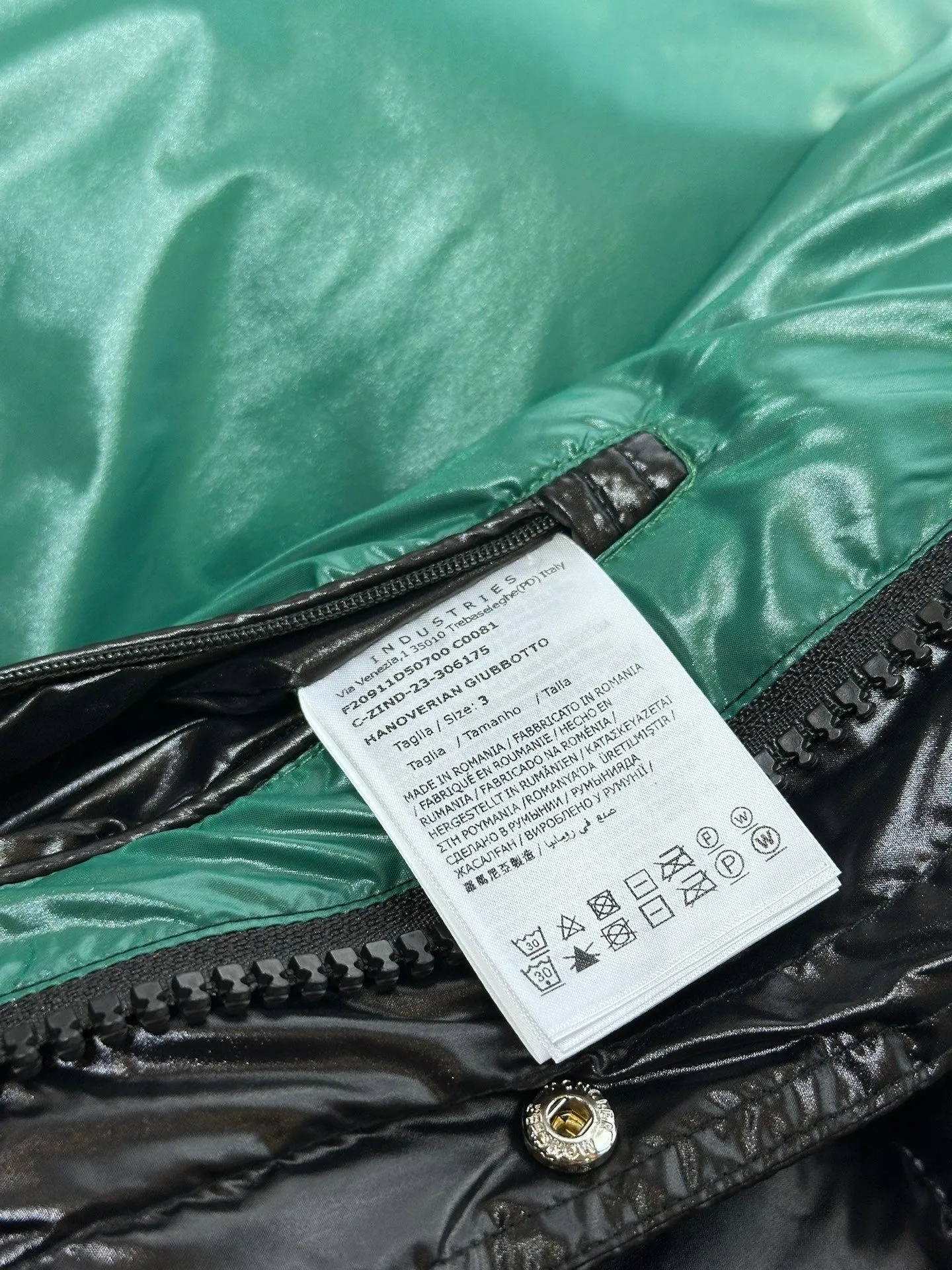 P840 Moncler 022 new autumn and winter long down jacket. I have been looking forward to the Maya/Maya down jacket for a year. It is one of the most beautiful down jackets on earth for couples. It is a collection of Moncler archives. Maya is the most popular series in the classic main line of M family. Buying it at the counter or official website is basically a rush. It is normal to not be able to buy the color you like and the size that suits you! Excellent trade channel! Same style for men and women! Classic urban casual style, versatile and simple hooded down jacket! The Hanoverian Long Down Jacket is crafted from signature shiny patented nylon and features performance details for warmth and protection. This classic Moncler piece is equipped with a detachable hood and a flap zipper fly to enhance the protective performance of the overall design. • Made of patented nylon • Lacquered nylon village • Filled with down • Detachable hood with snap buttons and elastic drawstring • Zipper closure • Logo snap closure on collar • Zipper closure on outer pocket • Logo snap closure on patch pocket • Zipper closure on inner pocket • Logo snap closure on flap • Elastic drawcord on hem ✨Detachable hood gives this down jacket more matching options. A down jacket can be worn in a variety of styles, top-grade down, an absolute surprise! ✨ Toray’s glossy outer material is supplied by customers, and the 15D nylon fabric/lining is of the highest standard. The fabric feels smooth and has a very textured feel. The whole down jacket has four layers of fabric, and the two inner layers are made of the best 400D gallbladder cloth and woolen! The velvet will never run away ✨💚The contrasting color lining makes the whole dress refreshing, and Yuhuang deserves it. A must-have style, highly recommended. ✨Equipped with classic rectangular quilting to ensure even distribution of down inside, bringing you the ultimate warm and comfortable wearing experience, while also being very fashionable and stylish! ✨It is filled with imported European standard 90% white goose down, high-quality 90 down standard, and it has good bulkiness, down filling, and hand feel. You can hardly feel the hair, and you don’t have to worry about the velvet problem. It can effectively lock in and collect heat. You can feel its full state by looking at the actual pictures. It is very light on the upper body and does not feel bloated at all! ✨Double zipper pockets on both sides, No. 5 resin zipper closure; soft and non-stuck; there is no problem in putting a mobile phone card holder! Double placket design, external snap button; No. 5 resin zipper on the inside to block the wind; block the cold wind in the cold winter! Original durable accessories and hardware ~ all made to order! It shows the aura of big brands everywhere, highlights the high-end style and quality, is simple and elegant, and looks good no matter how you wear it. ✨The Velcro sleeves adjust the size of the cuffs according to different situations, making the wind and snow weather more comfortable. Mengkou has been focusing on production for 10 years, and the perfect combination of every link ensures the smoothness of each piece of clothing. The Rolls-Royce of the down jacket industry~ A must-have series for all fans, it is still so classic, still so outstanding, a single product that perfectly meets all kinds of dressing needs! The M family classic series is particularly easy to match. The concave shape in winter is naturally indispensable for such high-end configurations, and its dressing magic is very powerful. Basically, all types are easy to control, and the slim-fitting configuration will not be bloated. With the discomfort, the style and tonality of the upper body are more outstanding and outstanding. The charm of the outfit is naturally more advanced, more outstanding and slimmer, but without losing warmth. Whether it is worn outside or worn inside, I believe this style is the perfect choice! Enjoy the same style as the original version with you!! size: