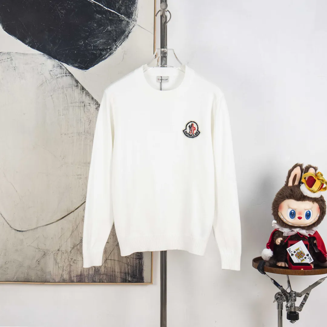P290 zp version [exclusive supply] MONCLER/mask 2025Fw Classic chest badge logo letter logo Simple casual pullover sweater Imported wool blended fabric Upgraded, inspired by the 1980s retro Original fabric Official same style Round neck Long sleeve suit Customized mesh sweater knitted fabric Very comfortable feel The latest brick cabinet synchronization in spring and summer Fashionable and individual Super versatile and good-looking style Very suitable for both men and women A must-have hang tag Collar label: washed wheat, complete with three labels, color: black, white, gray, size: M L XL 2XL 3XL number: YK10500