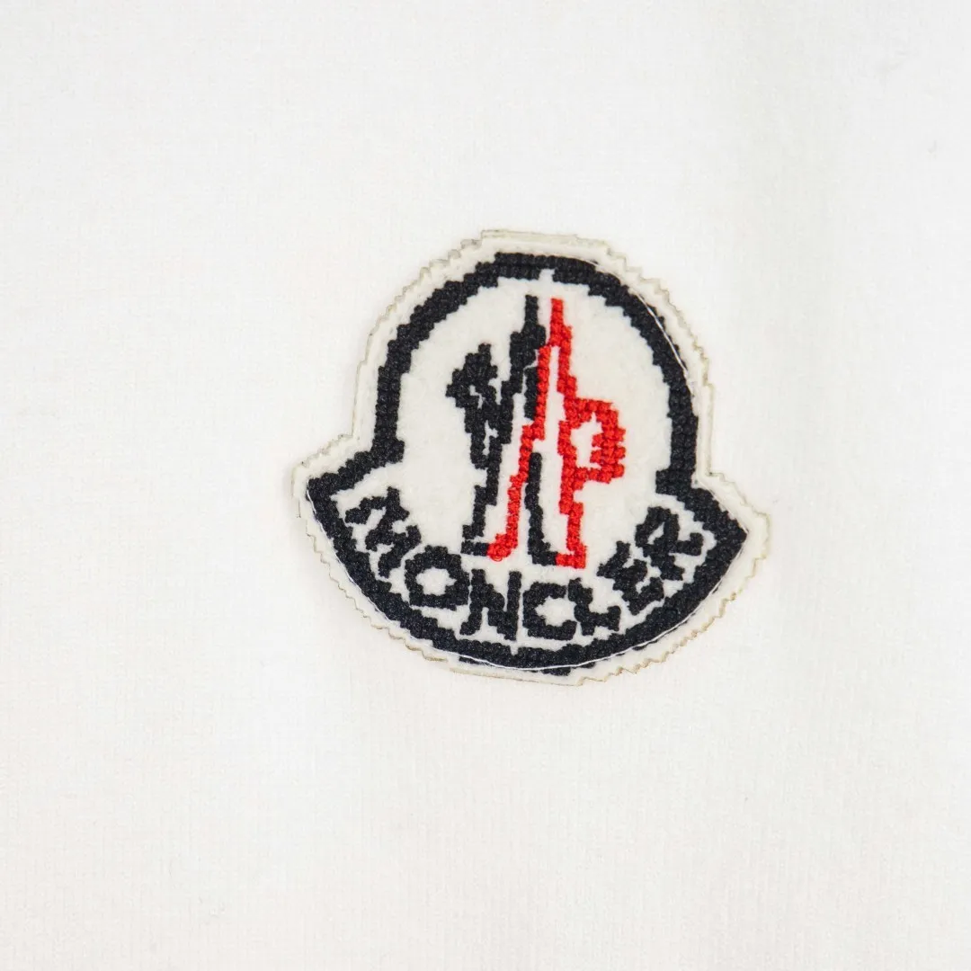 P290 zp version [exclusive supply] MONCLER/mask 2025Fw Classic chest badge logo letter logo Simple casual pullover sweater Imported wool blended fabric Upgraded, inspired by the 1980s retro Original fabric Official same style Round neck Long sleeve suit Customized mesh sweater knitted fabric Very comfortable feel The latest brick cabinet synchronization in spring and summer Fashionable and individual Super versatile and good-looking style Very suitable for both men and women A must-have hang tag Collar label: washed wheat, complete with three labels, color: black, white, gray, size: M L XL 2XL 3XL number: YK10500