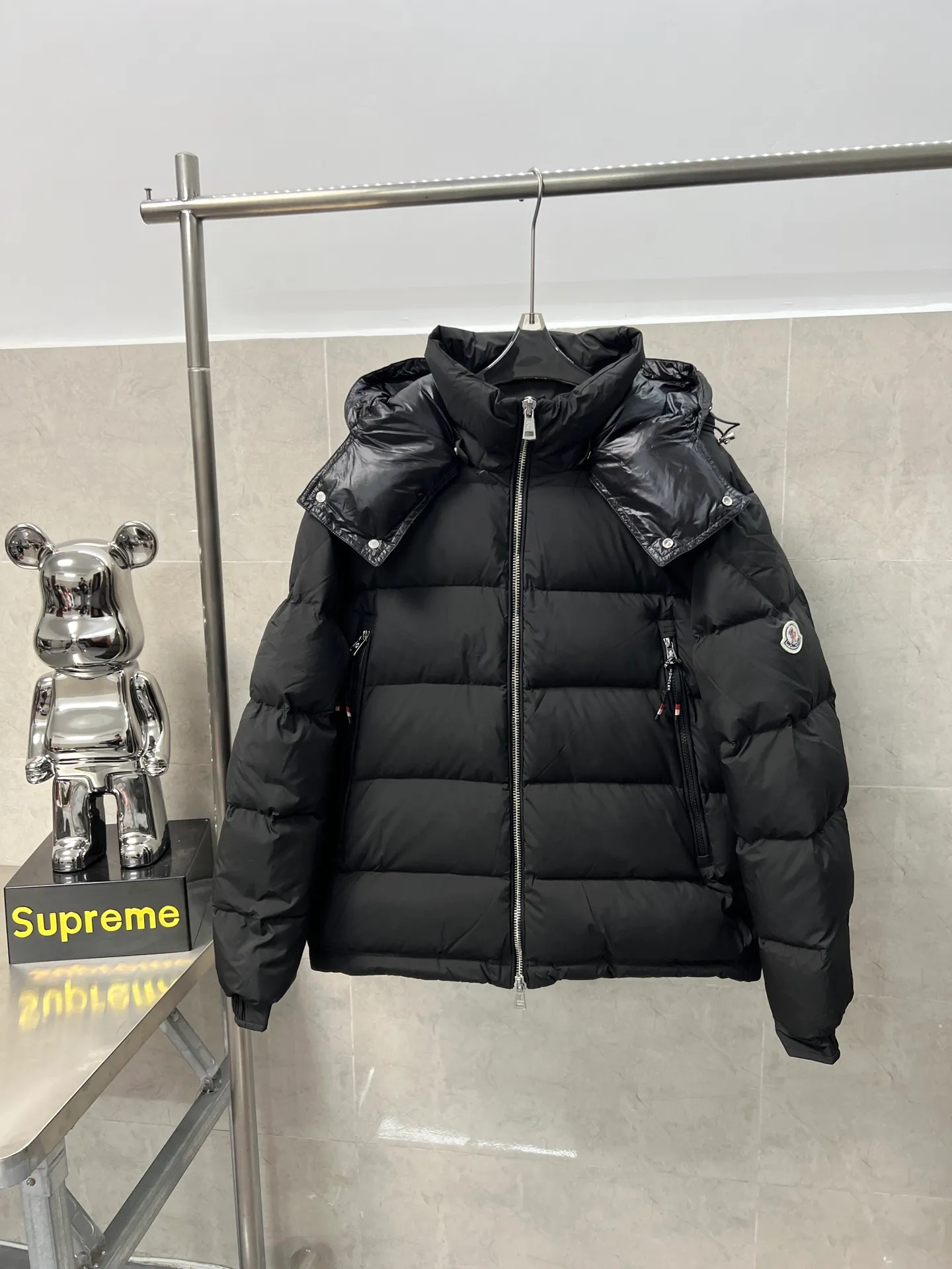 P1120 Moncler Poirier National standard 90 white duck down filling Poirier down draws inspiration from skiing in the 1960s and is stylish. Made of tight nylon fabric with excellent breathability and functionality, the hooded design is an example of Moncler's research into fabrics. The berry-colored details on the brim and zipper give the whole thing a refreshing touch. Same style for men and women. Color: black, off-white, size: 12345