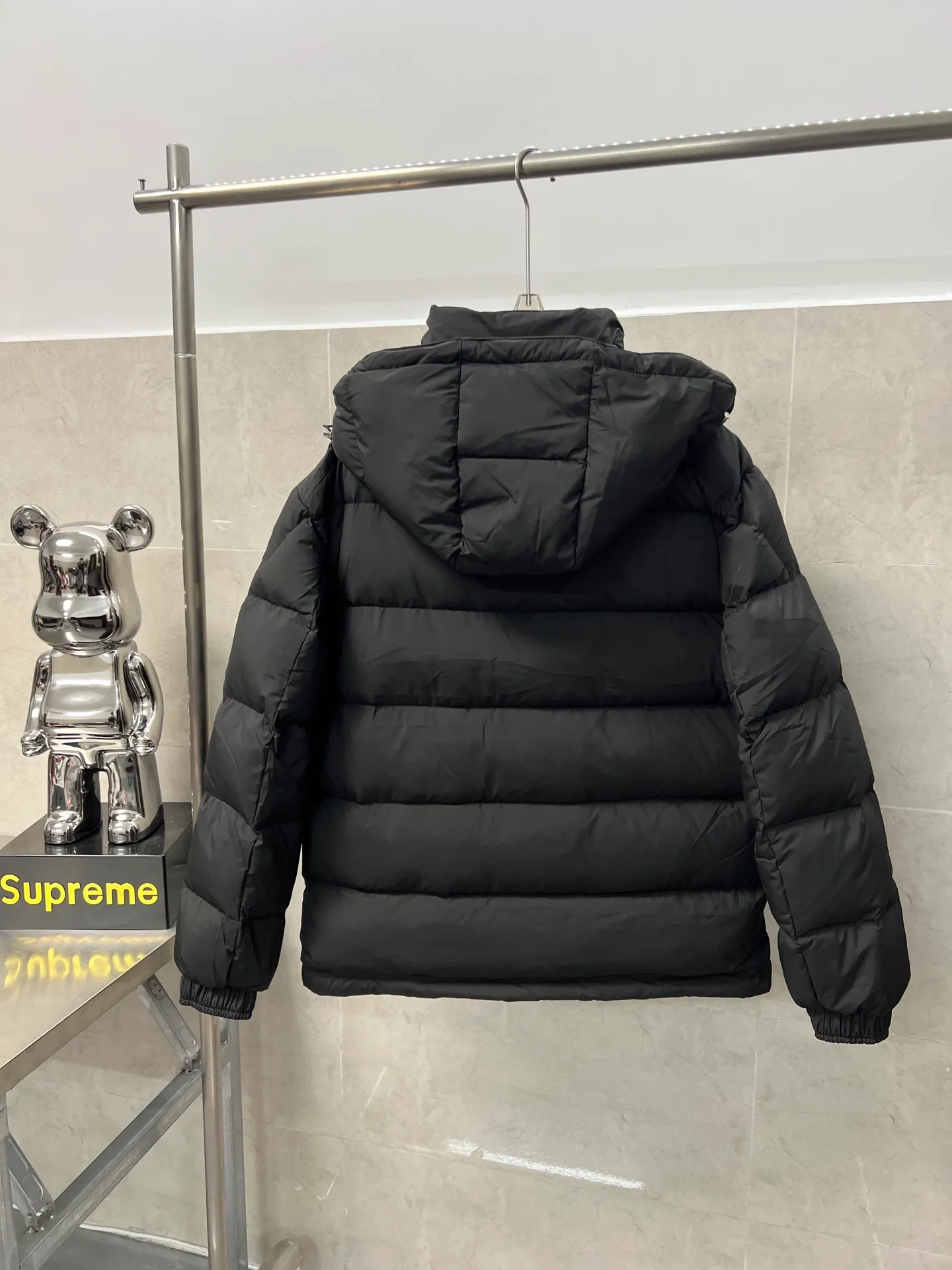 P1120 Moncler Poirier National standard 90 white duck down filling Poirier down draws inspiration from skiing in the 1960s and is stylish. Made of tight nylon fabric with excellent breathability and functionality, the hooded design is an example of Moncler's research into fabrics. The berry-colored details on the brim and zipper give the whole thing a refreshing touch. Same style for men and women. Color: black, off-white, size: 12345