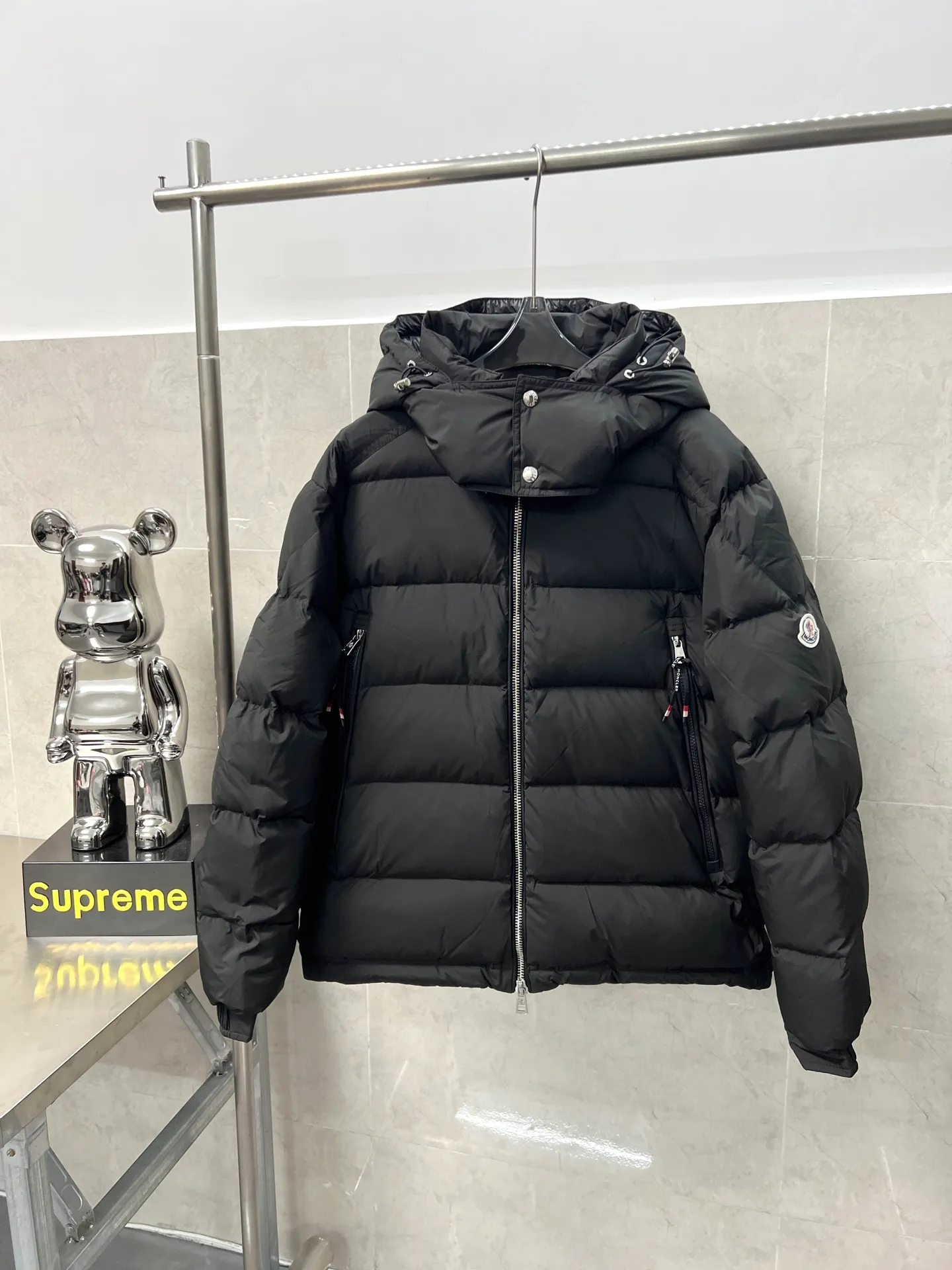 P1120 Moncler Poirier National standard 90 white duck down filling Poirier down draws inspiration from skiing in the 1960s and is stylish. Made of tight nylon fabric with excellent breathability and functionality, the hooded design is an example of Moncler's research into fabrics. The berry-colored details on the brim and zipper give the whole thing a refreshing touch. Same style for men and women. Color: black, off-white, size: 12345