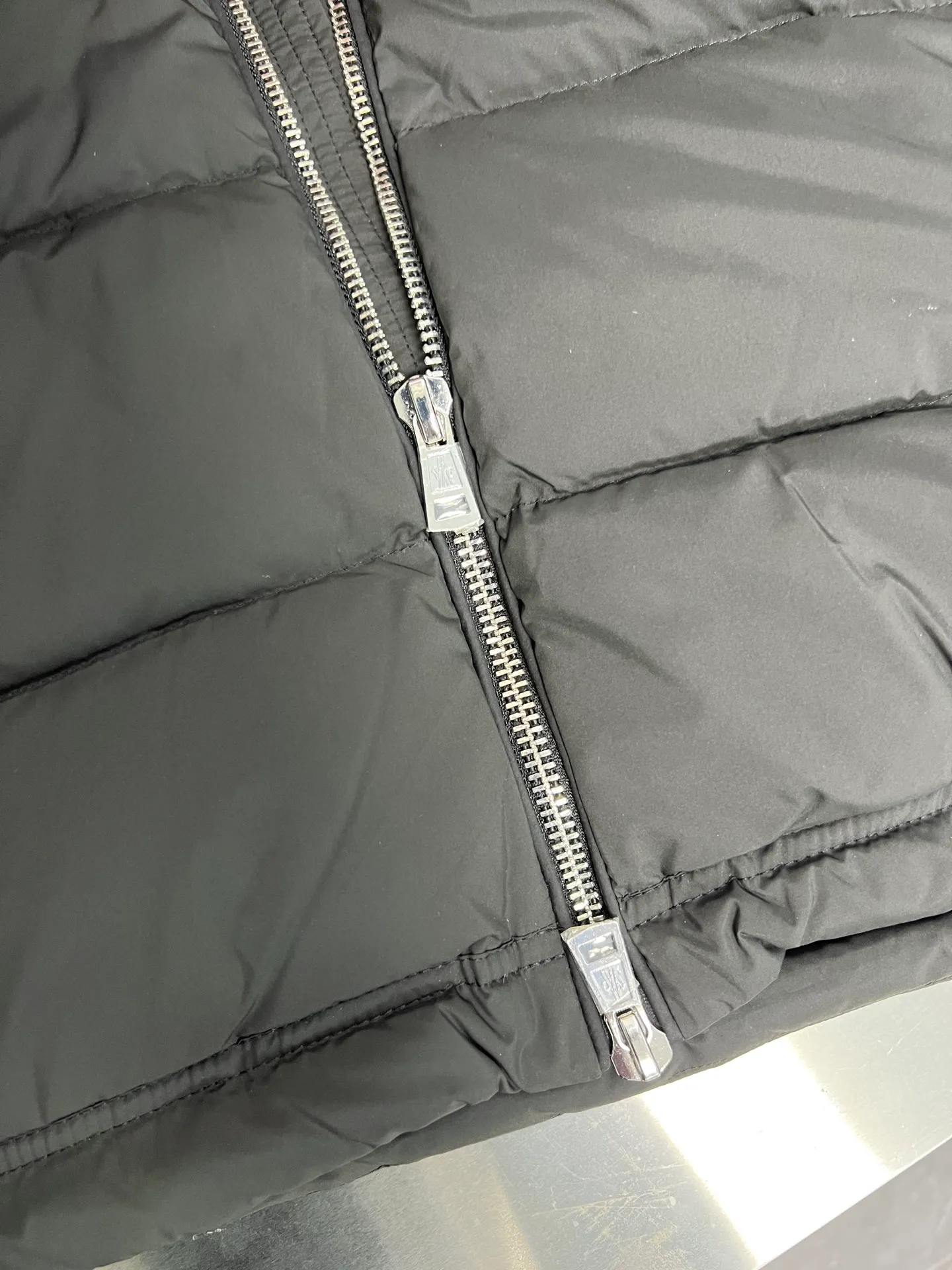 P1120 Moncler Poirier National standard 90 white duck down filling Poirier down draws inspiration from skiing in the 1960s and is stylish. Made of tight nylon fabric with excellent breathability and functionality, the hooded design is an example of Moncler's research into fabrics. The berry-colored details on the brim and zipper give the whole thing a refreshing touch. Same style for men and women. Color: black, off-white, size: 12345