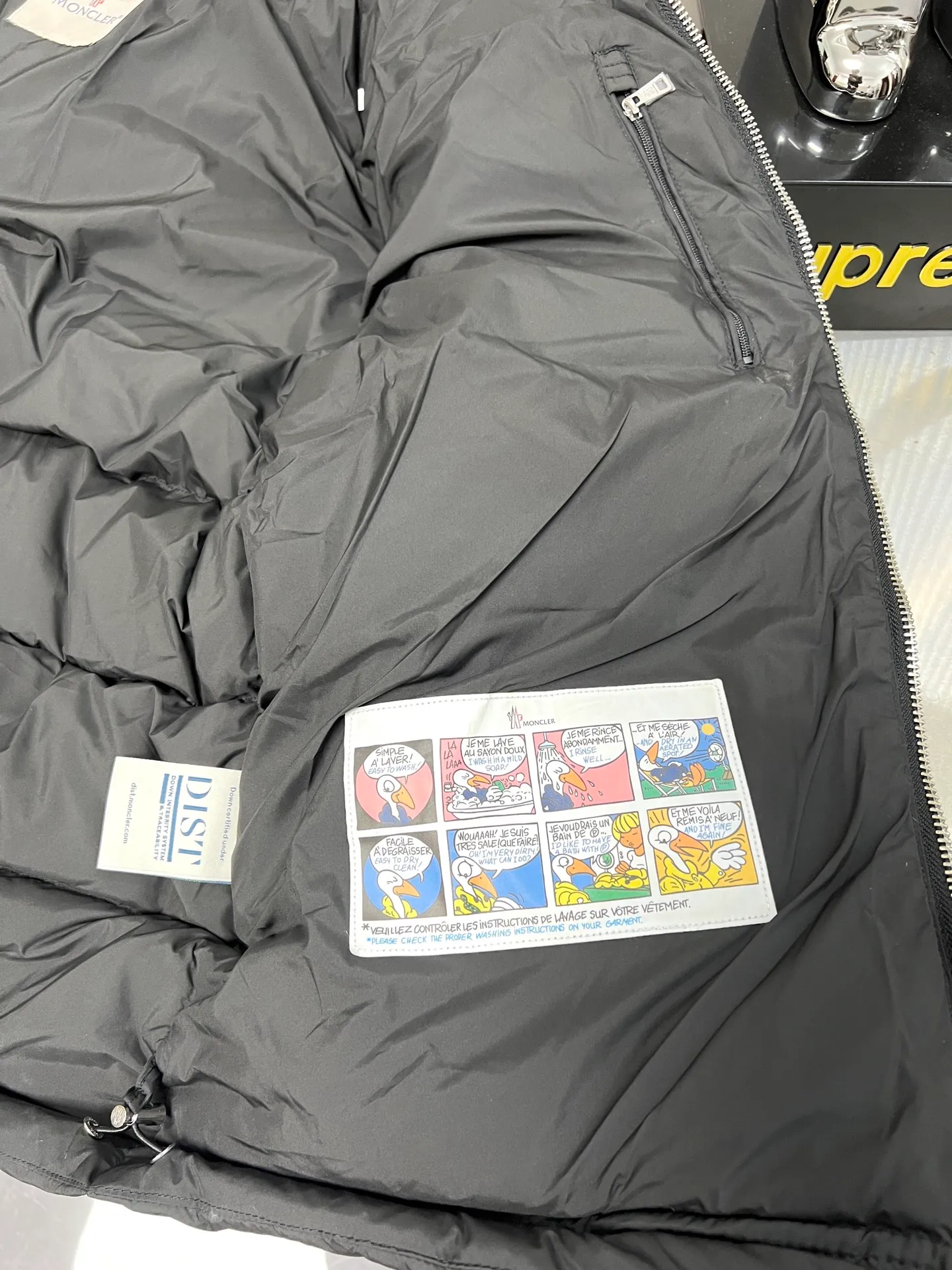 P1120 Moncler Poirier National standard 90 white duck down filling Poirier down draws inspiration from skiing in the 1960s and is stylish. Made of tight nylon fabric with excellent breathability and functionality, the hooded design is an example of Moncler's research into fabrics. The berry-colored details on the brim and zipper give the whole thing a refreshing touch. Same style for men and women. Color: black, off-white, size: 12345