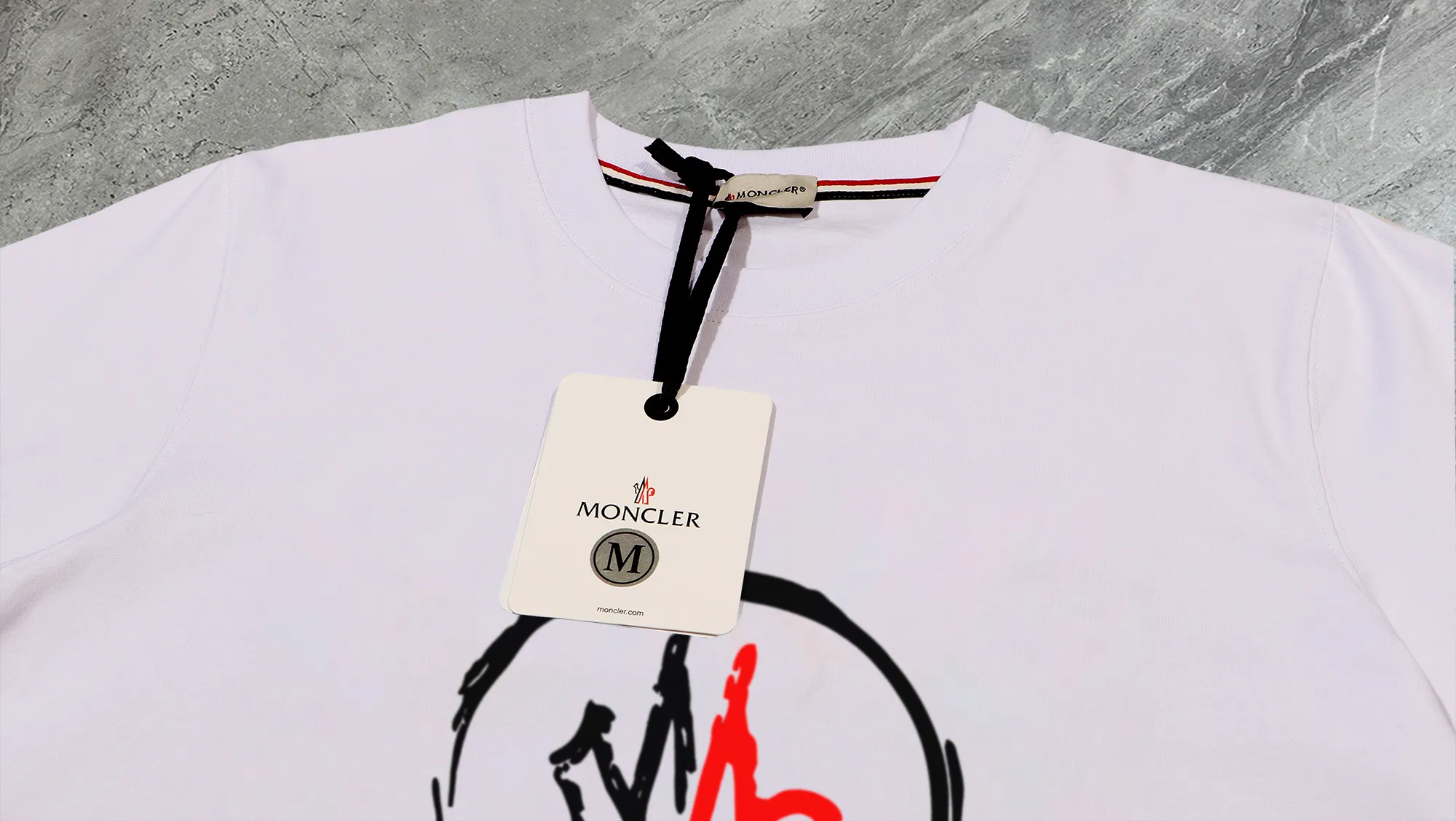 P210 High-version sweatshirt) [Long-term stock] 〖𝐌𝐎𝐍𝐂𝐋𝐄𝐑~Mask〗 Made of 440g heavy-weight fabric. It is different from the market currency. It can be matched with any variety and is properly handsome. 😎The whole dress is made of double waistcoats. The double waistcoats make the whole dress more three-dimensional. Not ordinary factories can do such fine work. 2025 Spring catwalk version of the T stage, on sale at the counter, exquisitely printed round neck terry sweatshirt, high-end double-ply cotton, custom-made stretch ribs, dyed in the same vat, complete with three standards, matched with digital printing patterns and very breathable, same style for men and women, color: black, white, apricot, size: S M L XL 2XL