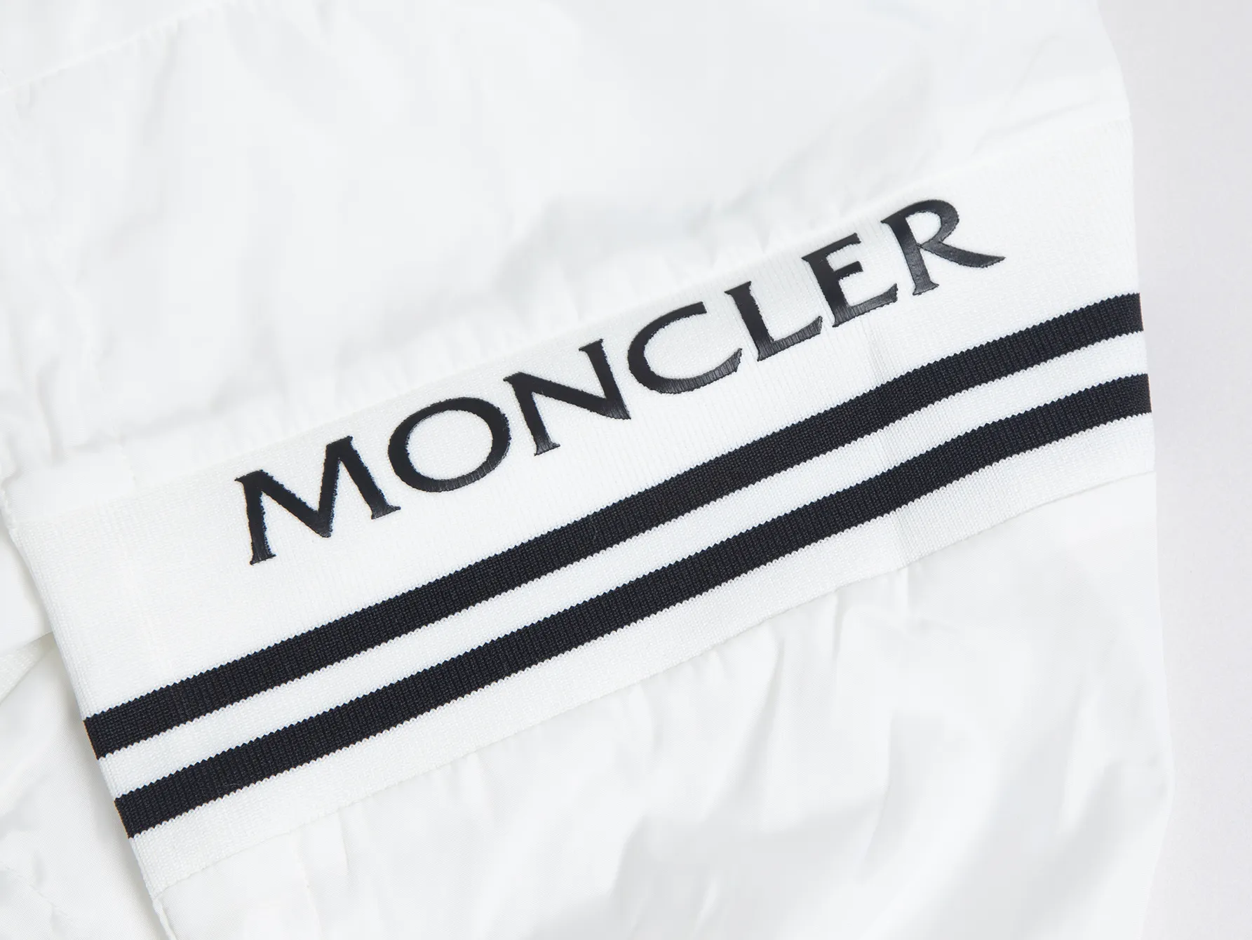 P520 ZP version) - Moncler's official website classic model is new. Letter jacquard hooded windbreaker jacket is the same for men and women - YB molded fabric details are the same. Full set of accessories customized to distinguish the market currency. Welcome to compare - Color black white - Code number 1 2 3 4 5
