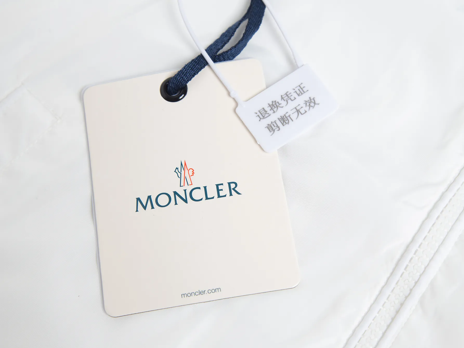 P520 ZP version) - Moncler's official website classic model is new. Letter jacquard hooded windbreaker jacket is the same for men and women - YB molded fabric details are the same. Full set of accessories customized to distinguish the market currency. Welcome to compare - Color black white - Code number 1 2 3 4 5
