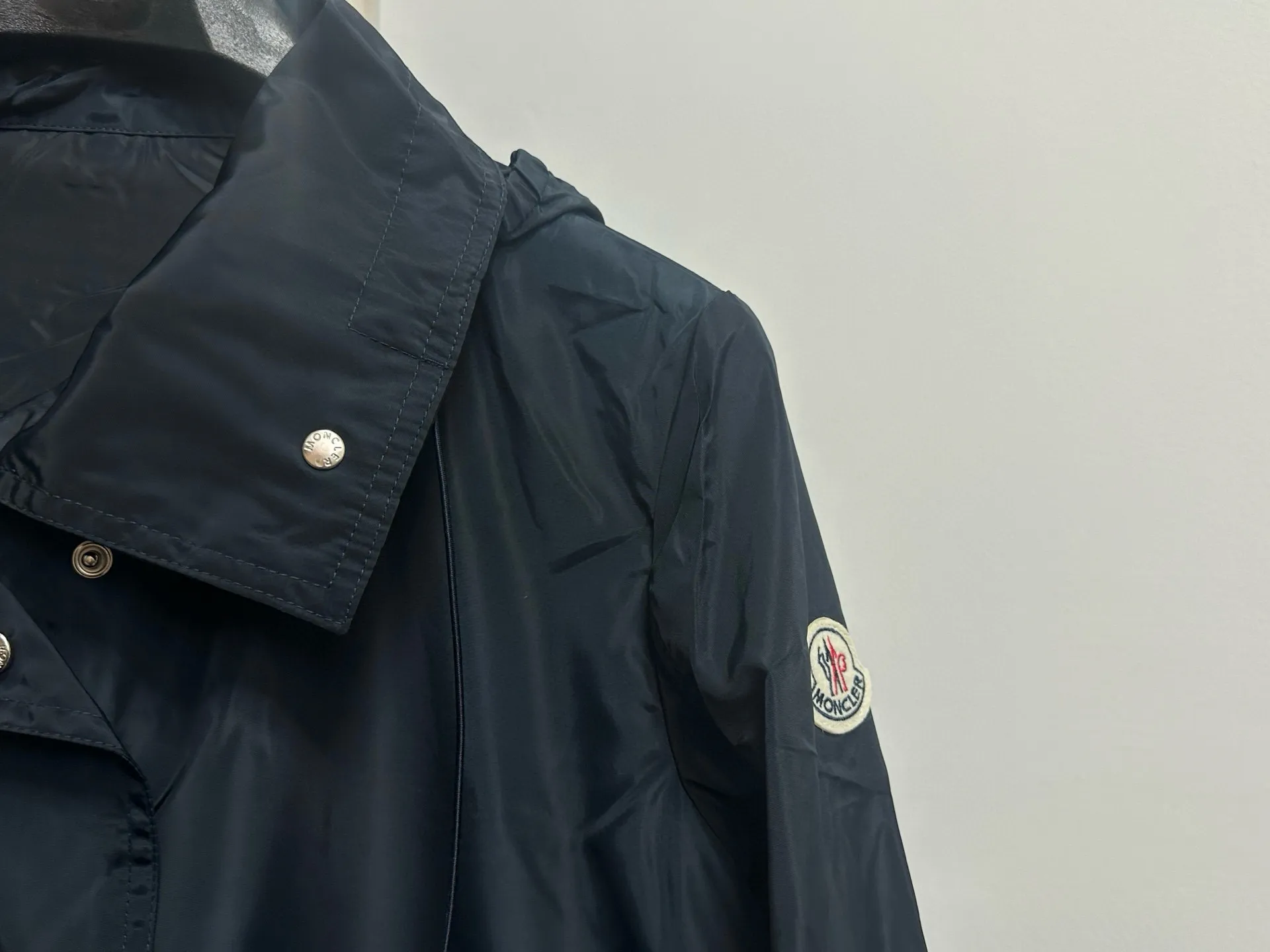 P520 【Moncler】Mongolian trench coat, real shot #New women's long hooded trench coat A long trench coat worthy of you! For those who like casual and established dressing styles, classic models are always the best choice. They do not have too many exaggerated designs and are attractive with a completely practical and simple style. Consumers who want a clean and simple casual style should not miss it!!! Who wears the better-looking trench coat? Color: Black Navy Size: 0-1-2