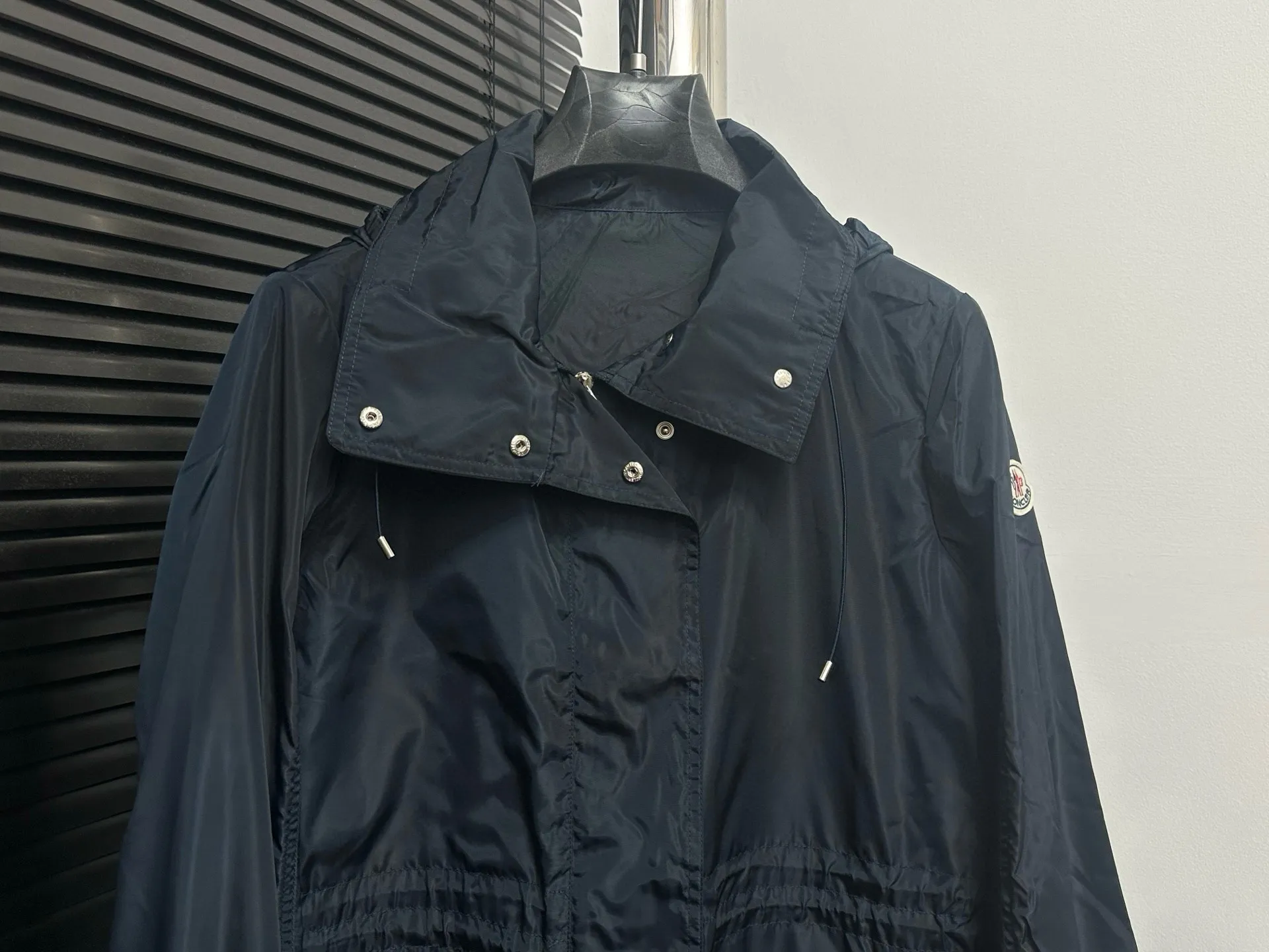 P520 【Moncler】Mongolian trench coat, real shot #New women's long hooded trench coat A long trench coat worthy of you! For those who like casual and established dressing styles, classic models are always the best choice. They do not have too many exaggerated designs and are attractive with a completely practical and simple style. Consumers who want a clean and simple casual style should not miss it!!! Who wears the better-looking trench coat? Color: Black Navy Size: 0-1-2