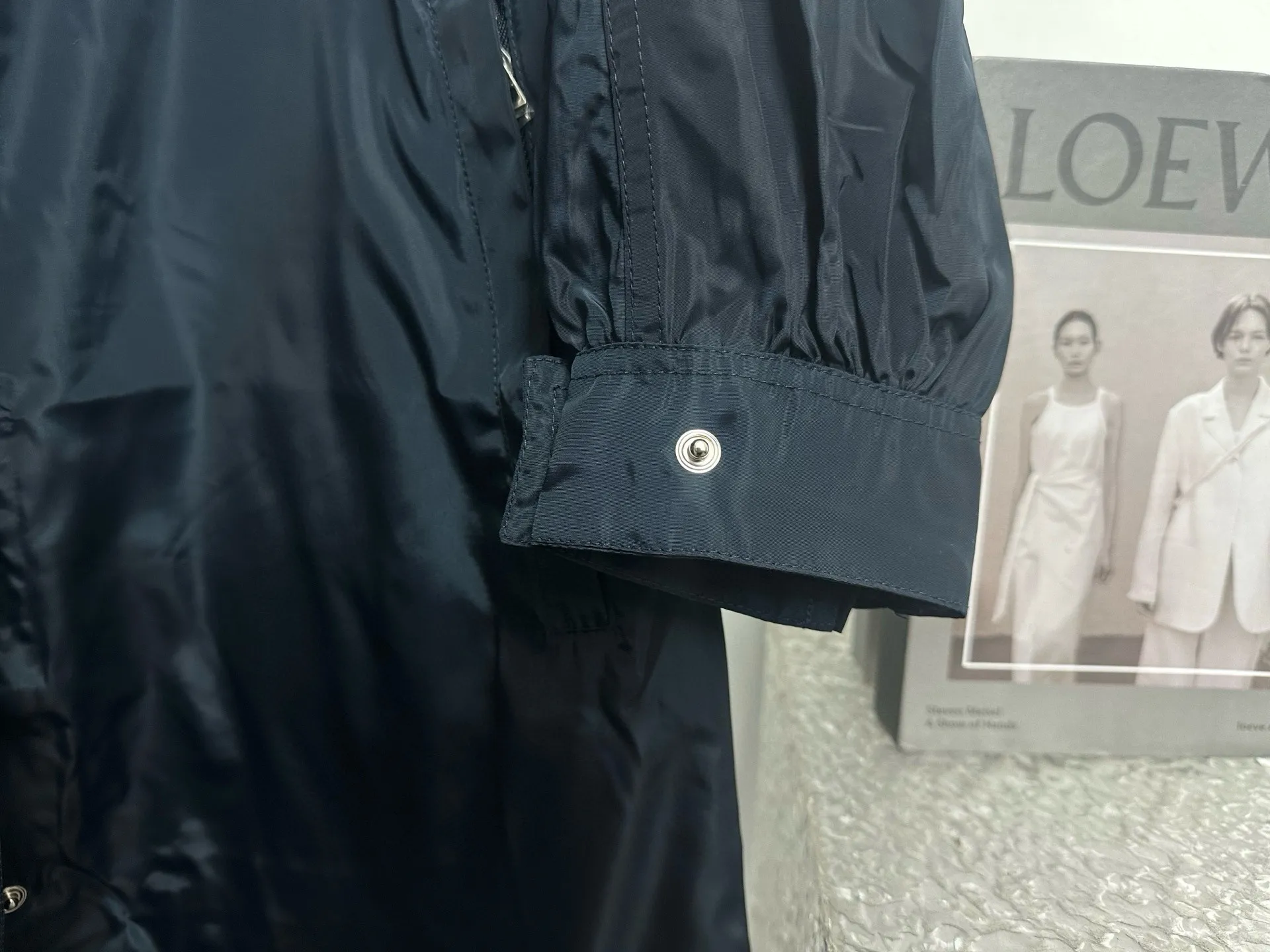 P520 【Moncler】Mongolian trench coat, real shot #New women's long hooded trench coat A long trench coat worthy of you! For those who like casual and established dressing styles, classic models are always the best choice. They do not have too many exaggerated designs and are attractive with a completely practical and simple style. Consumers who want a clean and simple casual style should not miss it!!! Who wears the better-looking trench coat? Color: Black Navy Size: 0-1-2