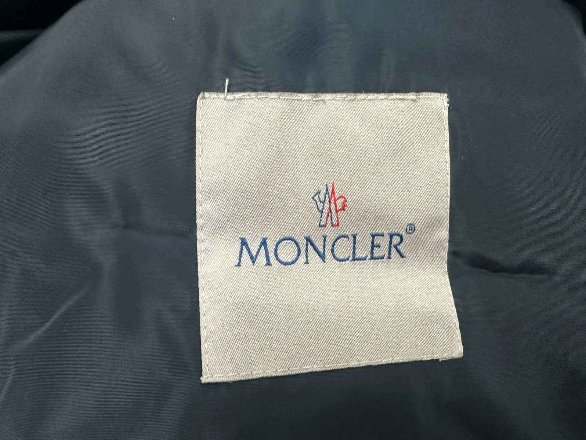 P520 【Moncler】Mongolian trench coat, real shot #New women's long hooded trench coat A long trench coat worthy of you! For those who like casual and established dressing styles, classic models are always the best choice. They do not have too many exaggerated designs and are attractive with a completely practical and simple style. Consumers who want a clean and simple casual style should not miss it!!! Who wears the better-looking trench coat? Color: Black Navy Size: 0-1-2