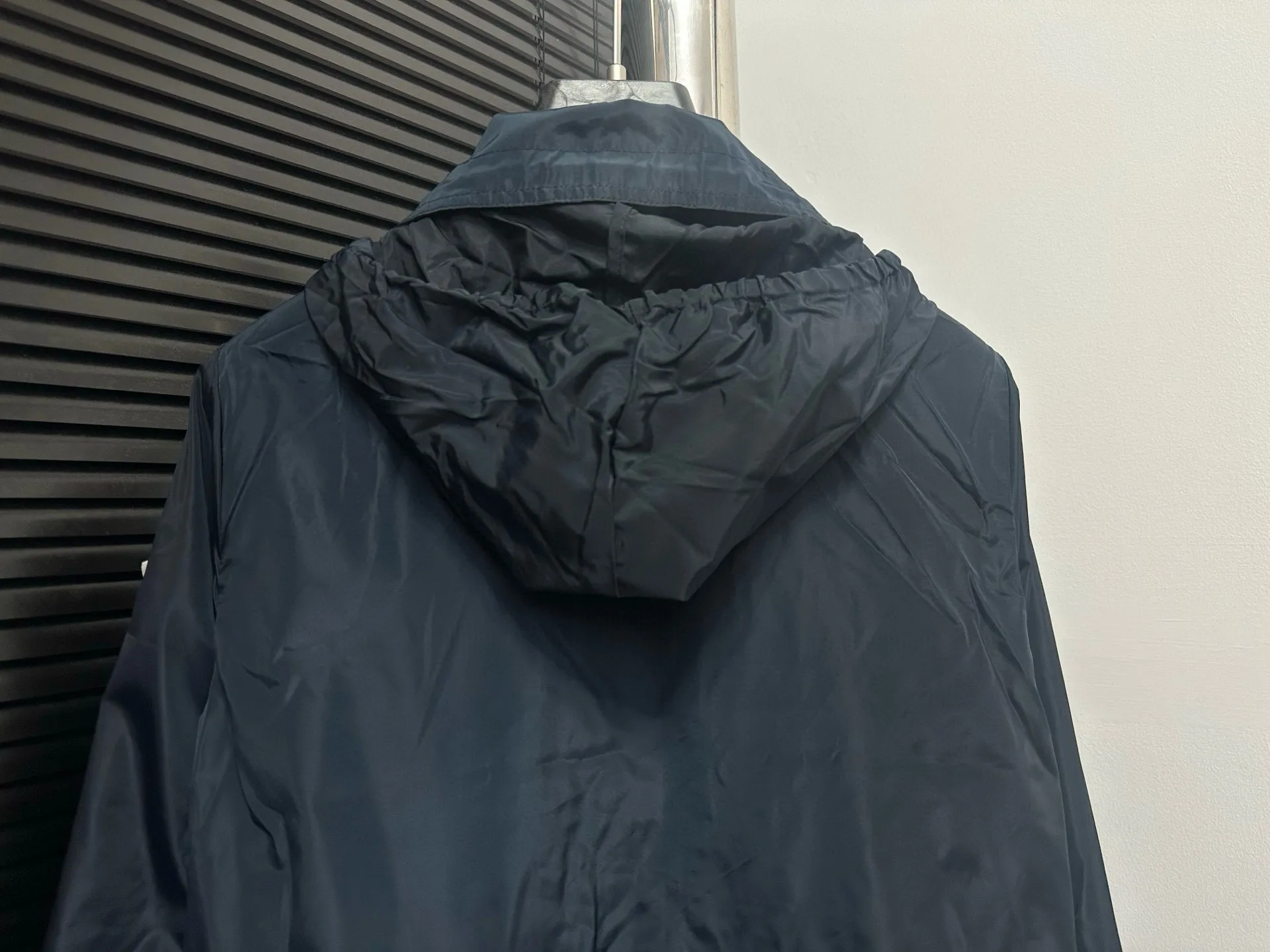 P520 【Moncler】Mongolian trench coat, real shot #New women's long hooded trench coat A long trench coat worthy of you! For those who like casual and established dressing styles, classic models are always the best choice. They do not have too many exaggerated designs and are attractive with a completely practical and simple style. Consumers who want a clean and simple casual style should not miss it!!! Who wears the better-looking trench coat? Color: Black Navy Size: 0-1-2