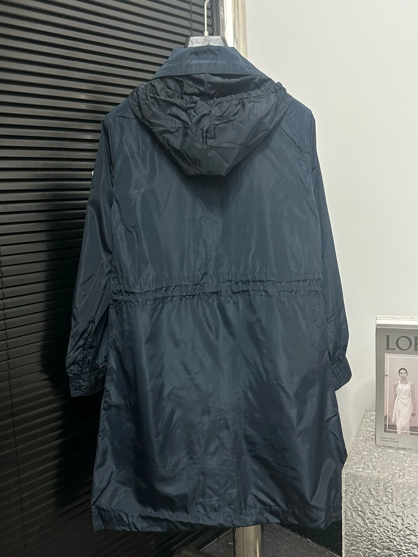 P520 【Moncler】Mongolian trench coat, real shot #New women's long hooded trench coat A long trench coat worthy of you! For those who like casual and established dressing styles, classic models are always the best choice. They do not have too many exaggerated designs and are attractive with a completely practical and simple style. Consumers who want a clean and simple casual style should not miss it!!! Who wears the better-looking trench coat? Color: Black Navy Size: 0-1-2