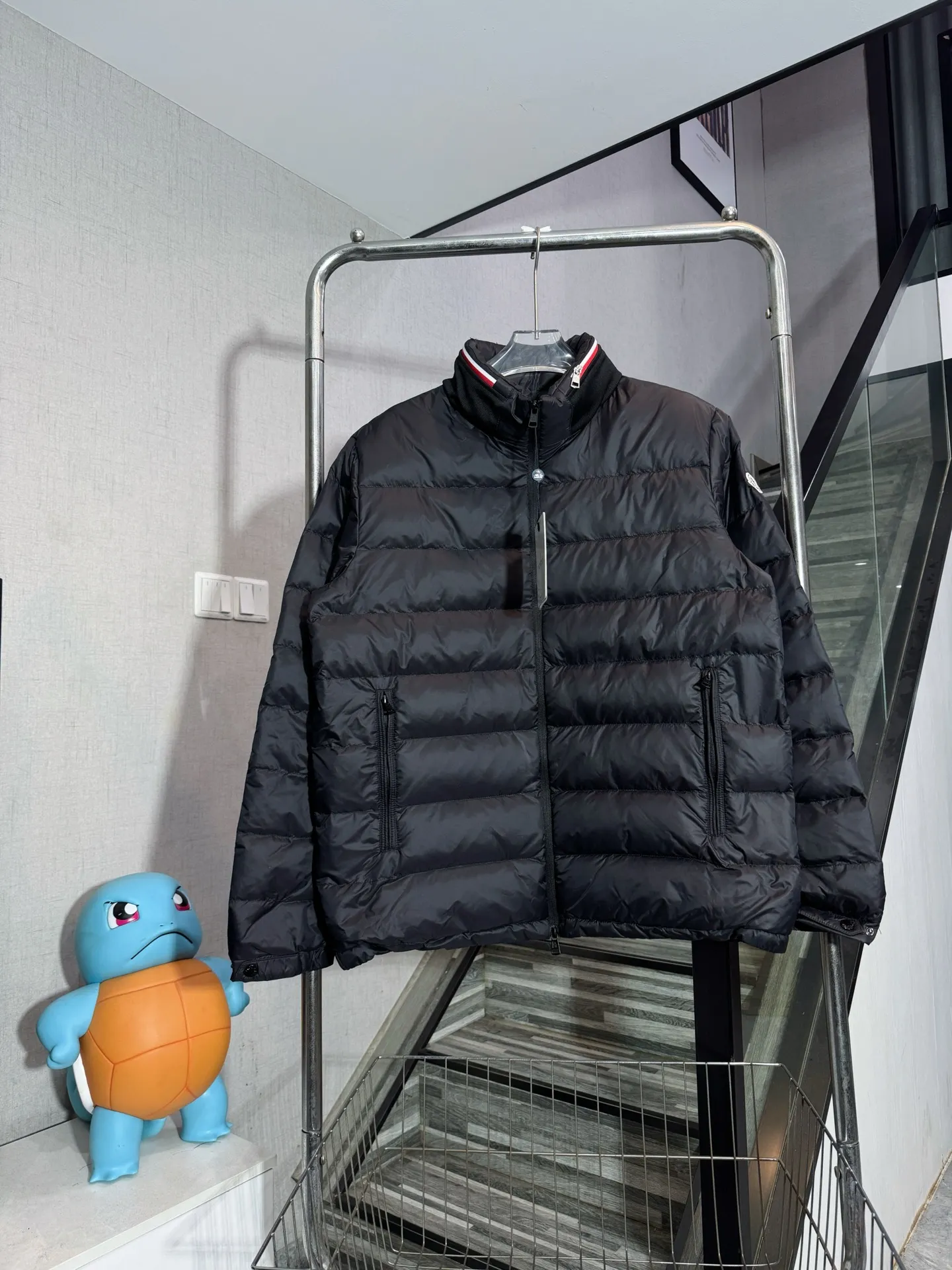 P690 Style number: HE404 Moncler-Moncler 25ss new simple small label rib down jacket The fabric is made of polyester windproof fabric. The clothes are made of route rib technology, which does not accumulate velvet. The inner down filling is as high as 400 grams of velvet. The filling is made of national standard 90 white duck down. The upper body is warm and comfortable, and the fluffiness is extremely high. Four layers of dust-proof cloth are used inside, so there is absolutely no velvet leakage. The hood is made of down, with a hidden zipper, red and white spliced webbing, a custom-made original masked small label hardware slider zipper, and a special masked label sewn on the arm. The overall clothes are simple and elegant, made by a large factory, with the original original label and three complete labels. You only need one down in winter to get through the winter, so you can buy it with confidence.  Color: Black Size: S M L XL