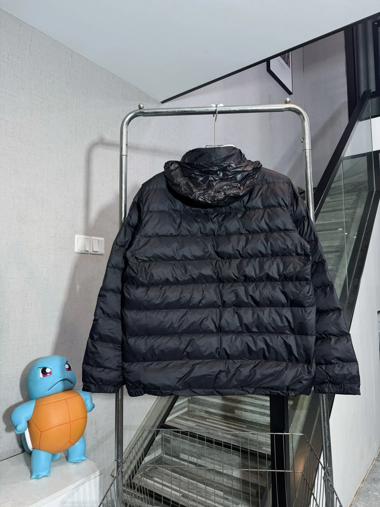 P690 Style number: HE404 Moncler-Moncler 25ss new simple small label rib down jacket The fabric is made of polyester windproof fabric. The clothes are made of route rib technology, which does not accumulate velvet. The inner down filling is as high as 400 grams of velvet. The filling is made of national standard 90 white duck down. The upper body is warm and comfortable, and the fluffiness is extremely high. Four layers of dust-proof cloth are used inside, so there is absolutely no velvet leakage. The hood is made of down, with a hidden zipper, red and white spliced webbing, a custom-made original masked small label hardware slider zipper, and a special masked label sewn on the arm. The overall clothes are simple and elegant, made by a large factory, with the original original label and three complete labels. You only need one down in winter to get through the winter, so you can buy it with confidence.  Color: Black Size: S M L XL