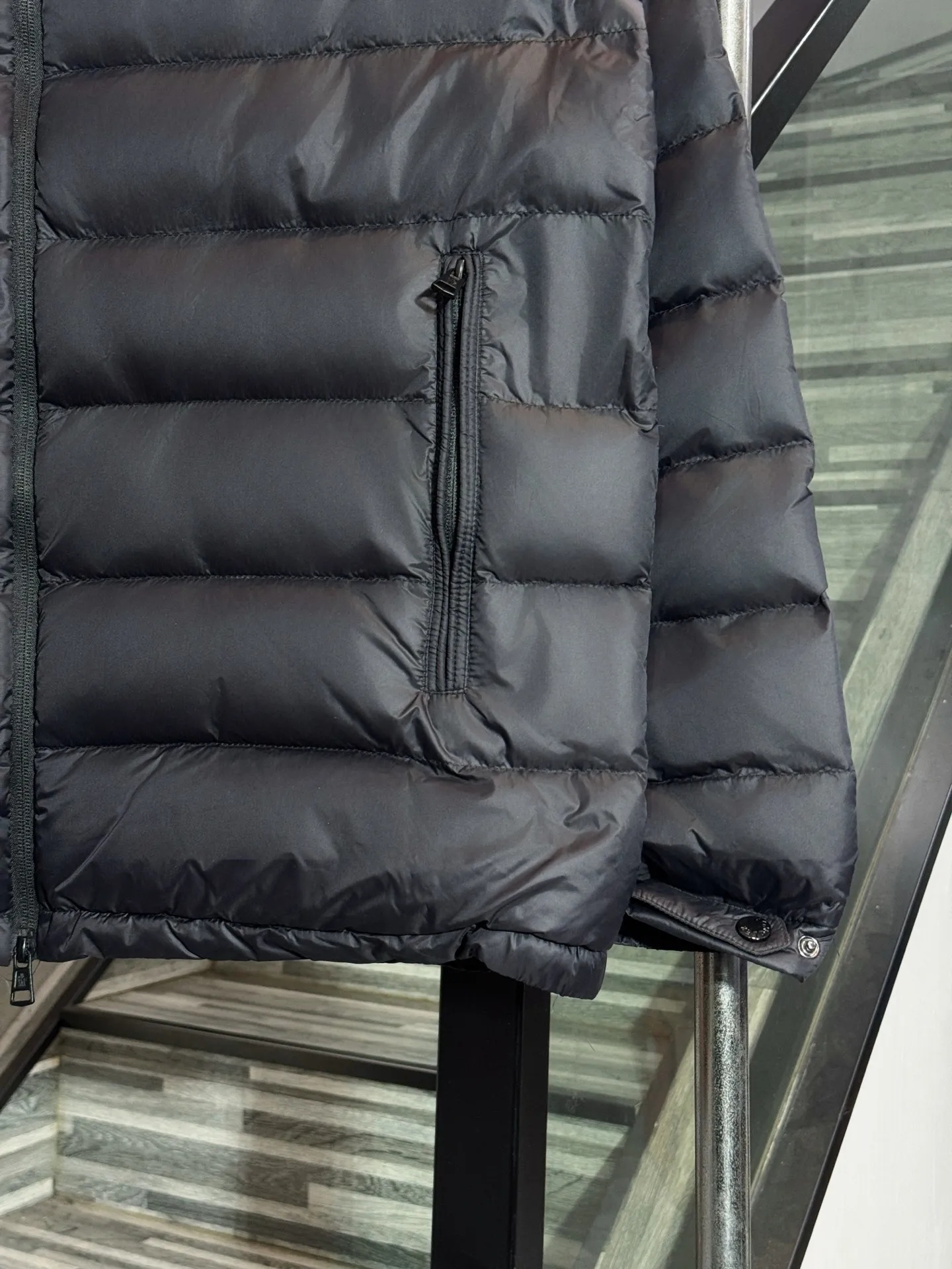 P690 Style number: HE404 Moncler-Moncler 25ss new simple small label rib down jacket The fabric is made of polyester windproof fabric. The clothes are made of route rib technology, which does not accumulate velvet. The inner down filling is as high as 400 grams of velvet. The filling is made of national standard 90 white duck down. The upper body is warm and comfortable, and the fluffiness is extremely high. Four layers of dust-proof cloth are used inside, so there is absolutely no velvet leakage. The hood is made of down, with a hidden zipper, red and white spliced webbing, a custom-made original masked small label hardware slider zipper, and a special masked label sewn on the arm. The overall clothes are simple and elegant, made by a large factory, with the original original label and three complete labels. You only need one down in winter to get through the winter, so you can buy it with confidence.  Color: Black Size: S M L XL
