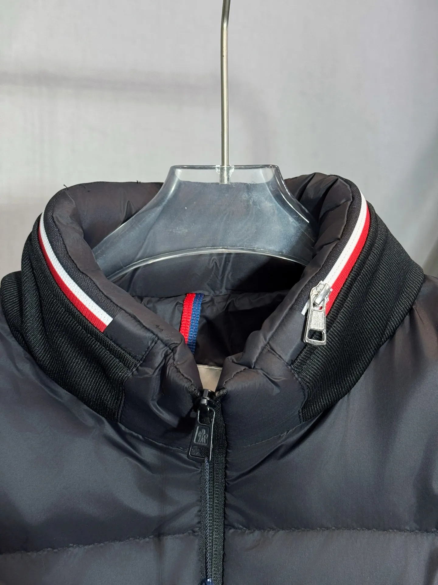 P690 Style number: HE404 Moncler-Moncler 25ss new simple small label rib down jacket The fabric is made of polyester windproof fabric. The clothes are made of route rib technology, which does not accumulate velvet. The inner down filling is as high as 400 grams of velvet. The filling is made of national standard 90 white duck down. The upper body is warm and comfortable, and the fluffiness is extremely high. Four layers of dust-proof cloth are used inside, so there is absolutely no velvet leakage. The hood is made of down, with a hidden zipper, red and white spliced webbing, a custom-made original masked small label hardware slider zipper, and a special masked label sewn on the arm. The overall clothes are simple and elegant, made by a large factory, with the original original label and three complete labels. You only need one down in winter to get through the winter, so you can buy it with confidence.  Color: Black Size: S M L XL