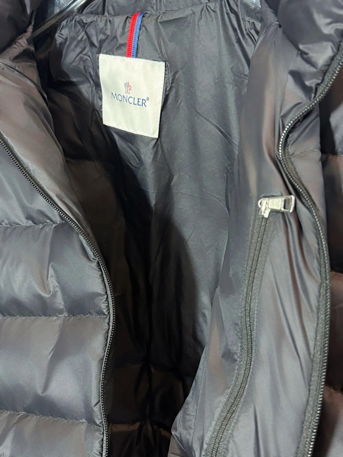 P690 Style number: HE404 Moncler-Moncler 25ss new simple small label rib down jacket The fabric is made of polyester windproof fabric. The clothes are made of route rib technology, which does not accumulate velvet. The inner down filling is as high as 400 grams of velvet. The filling is made of national standard 90 white duck down. The upper body is warm and comfortable, and the fluffiness is extremely high. Four layers of dust-proof cloth are used inside, so there is absolutely no velvet leakage. The hood is made of down, with a hidden zipper, red and white spliced webbing, a custom-made original masked small label hardware slider zipper, and a special masked label sewn on the arm. The overall clothes are simple and elegant, made by a large factory, with the original original label and three complete labels. You only need one down in winter to get through the winter, so you can buy it with confidence.  Color: Black Size: S M L XL