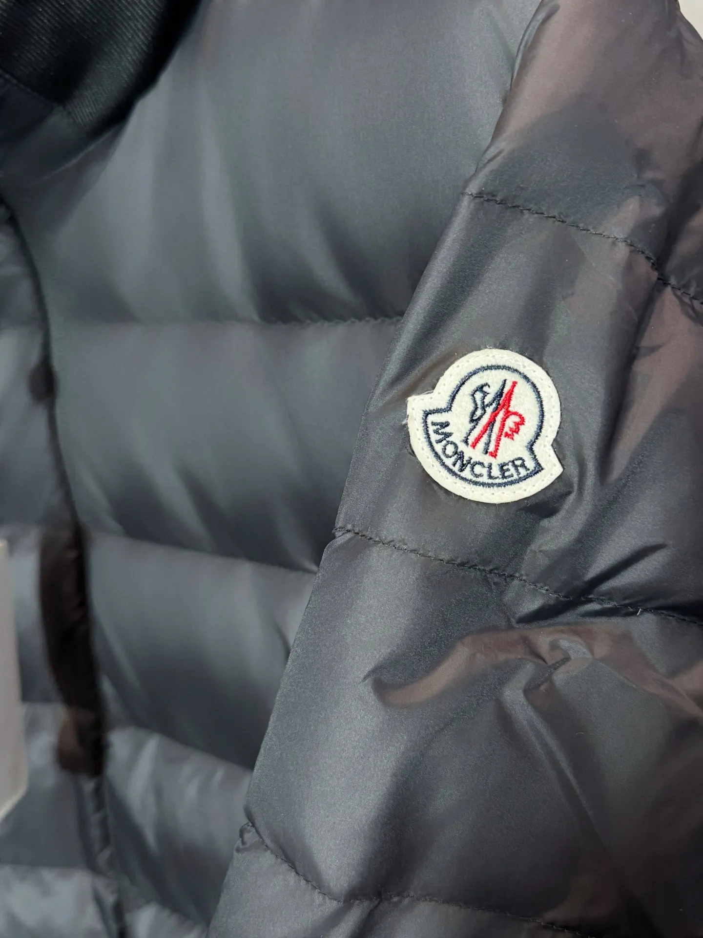 P690 Style number: HE404 Moncler-Moncler 25ss new simple small label rib down jacket The fabric is made of polyester windproof fabric. The clothes are made of route rib technology, which does not accumulate velvet. The inner down filling is as high as 400 grams of velvet. The filling is made of national standard 90 white duck down. The upper body is warm and comfortable, and the fluffiness is extremely high. Four layers of dust-proof cloth are used inside, so there is absolutely no velvet leakage. The hood is made of down, with a hidden zipper, red and white spliced webbing, a custom-made original masked small label hardware slider zipper, and a special masked label sewn on the arm. The overall clothes are simple and elegant, made by a large factory, with the original original label and three complete labels. You only need one down in winter to get through the winter, so you can buy it with confidence.  Color: Black Size: S M L XL