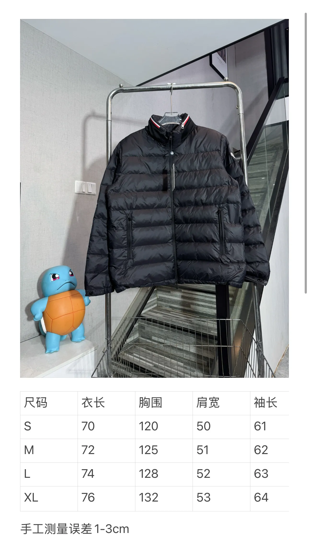 P690 Style number: HE404 Moncler-Moncler 25ss new simple small label rib down jacket The fabric is made of polyester windproof fabric. The clothes are made of route rib technology, which does not accumulate velvet. The inner down filling is as high as 400 grams of velvet. The filling is made of national standard 90 white duck down. The upper body is warm and comfortable, and the fluffiness is extremely high. Four layers of dust-proof cloth are used inside, so there is absolutely no velvet leakage. The hood is made of down, with a hidden zipper, red and white spliced webbing, a custom-made original masked small label hardware slider zipper, and a special masked label sewn on the arm. The overall clothes are simple and elegant, made by a large factory, with the original original label and three complete labels. You only need one down in winter to get through the winter, so you can buy it with confidence.  Color: Black Size: S M L XL