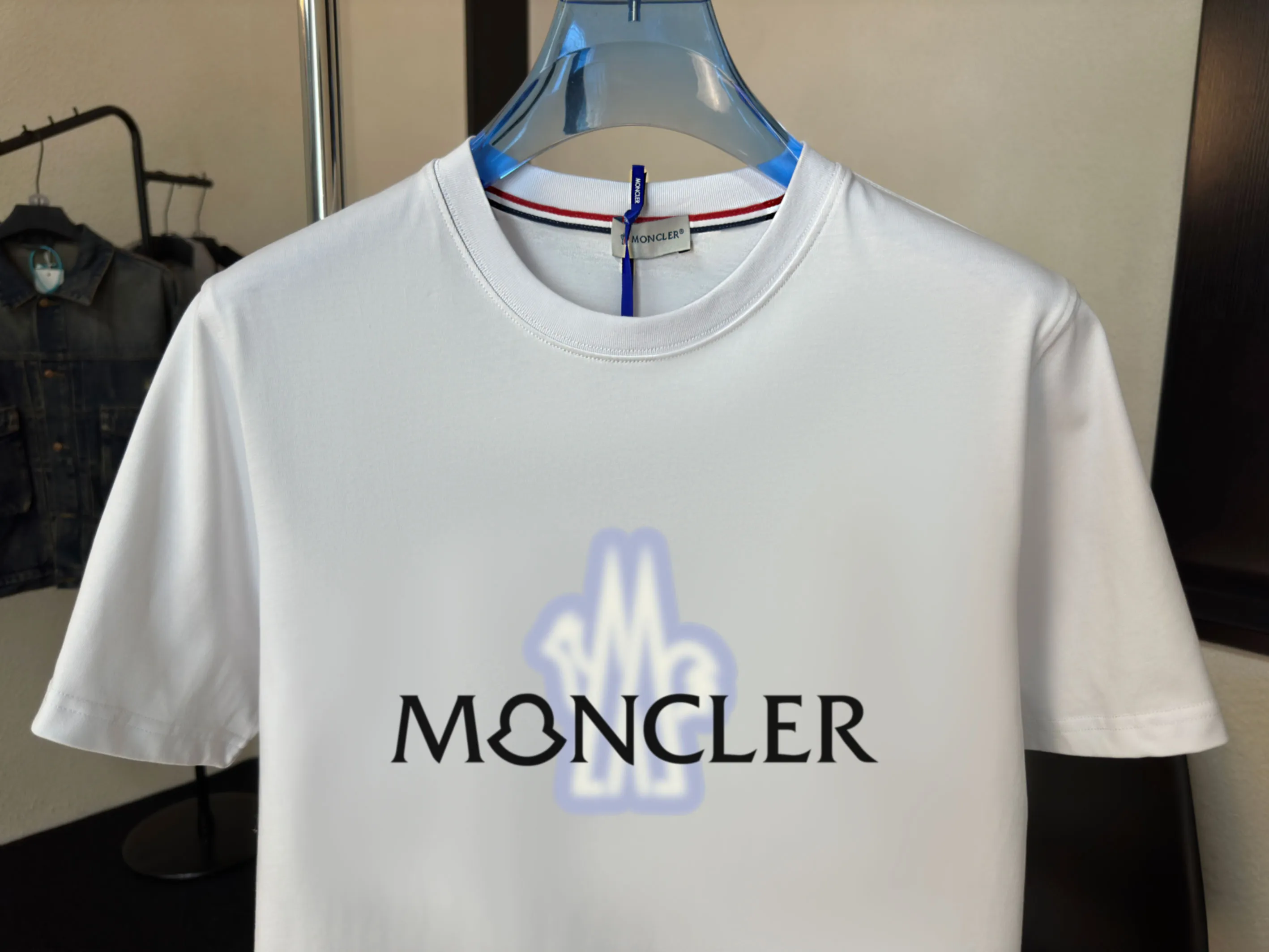 P140 Upgraded version "Mobile phone smart sensor ~ NFC chip armband ~ Direct access to the official website for anti-counterfeiting" "Moncler ~ Mouth Mouth" 2025 new high-quality round neck short-sleeved T-shirt. The cuffs have imported embroidered labels. Customized dyeing, very comfortable to touch. Super versatile and good-looking short-sleeved. Complete with three labels. Non-market ordinary version. Feel free to compare. Quality is absolutely guaranteed! ‼ First of all, this original fabric is all custom-woven with 32-count double yarn fabric, 250G, and the weight is the same‼ Fine workmanship, double waistcoat method, double waistcoat method, double waistcoat method makes the whole dress more three-dimensional, which is not a craft that ordinary T-shirts can achieve🤪 Size: S-M-L-XL-2XL Color: black, white, apricot, same style for men and women